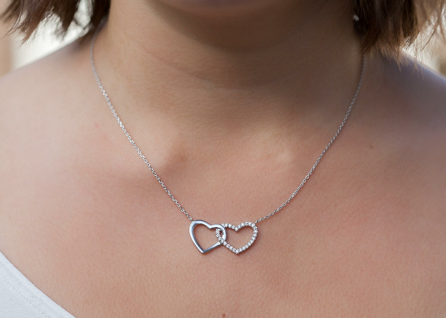 Collier 2 grands coeurs entrelacés en argent serti de zircons