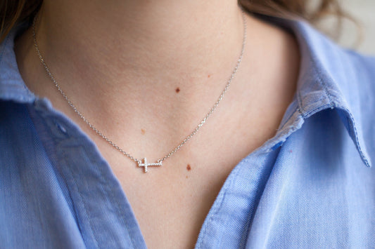 Collier avec croix sertie de zircons en argent