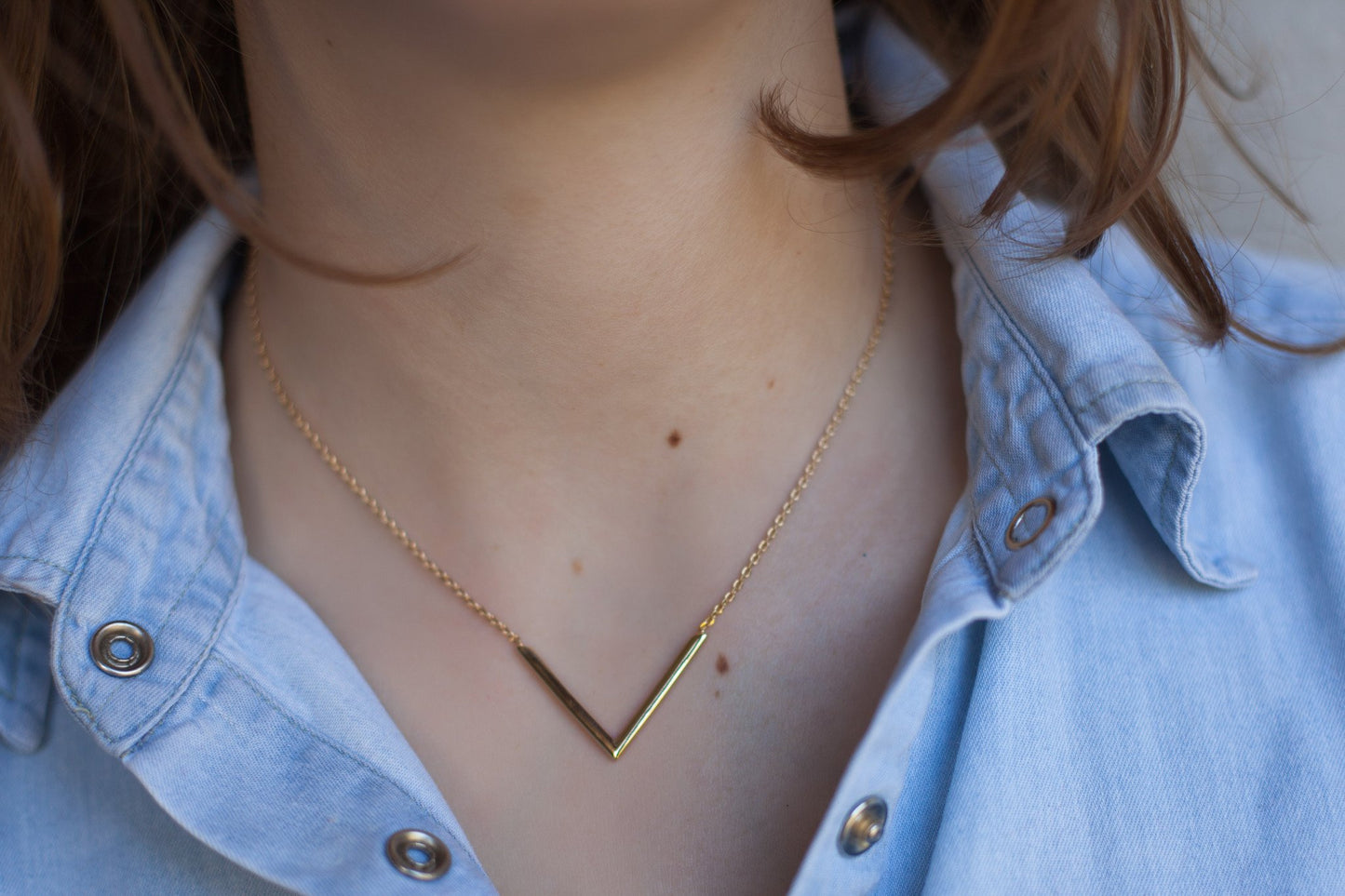Collier V plaqué or. Géométrique et design.