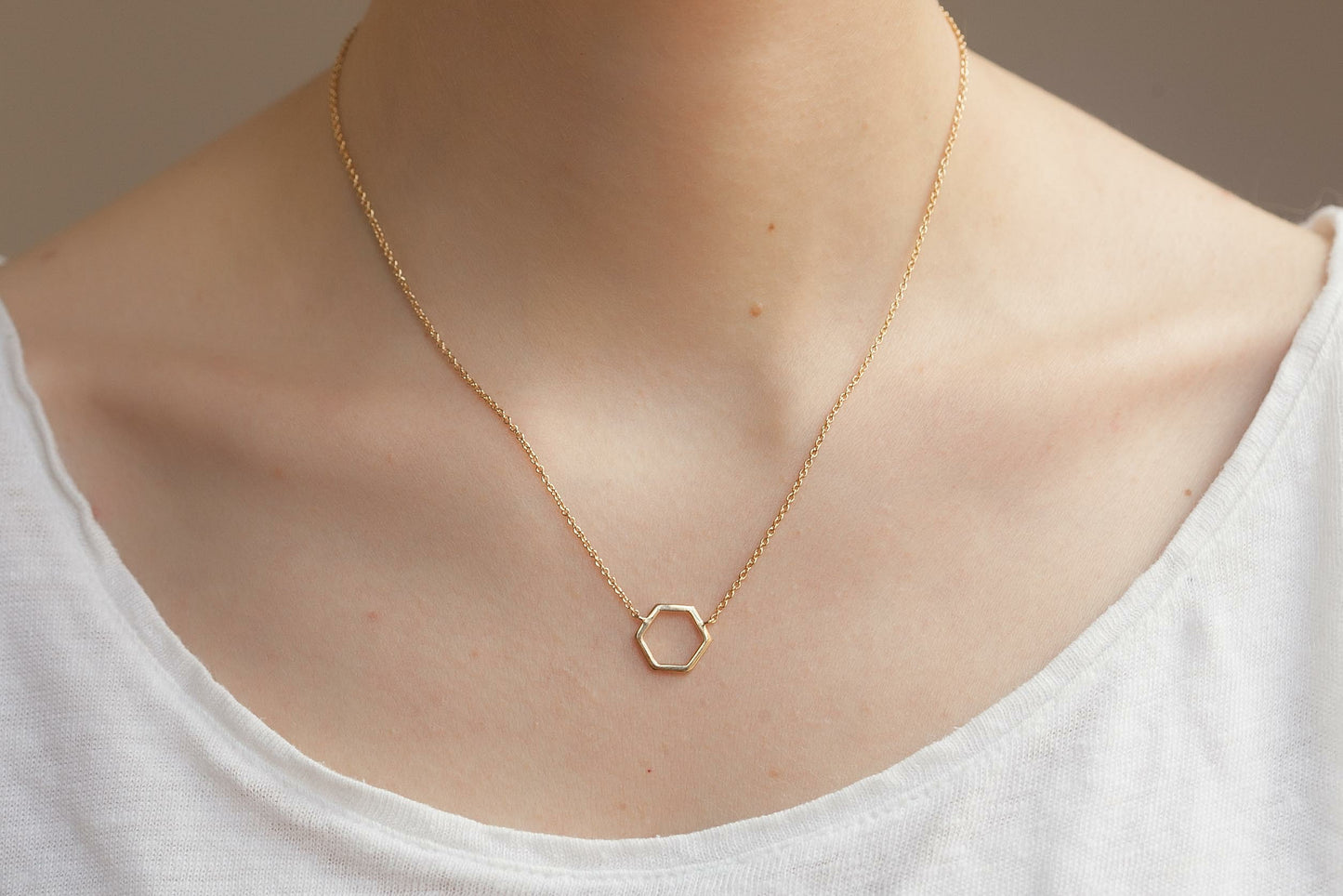 Collier hexagone plaqué or. Géométrique et design.