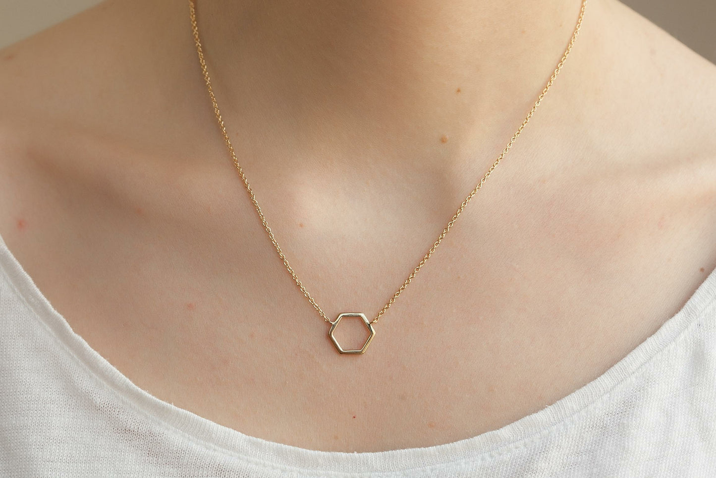 Collier hexagone plaqué or. Géométrique et design.