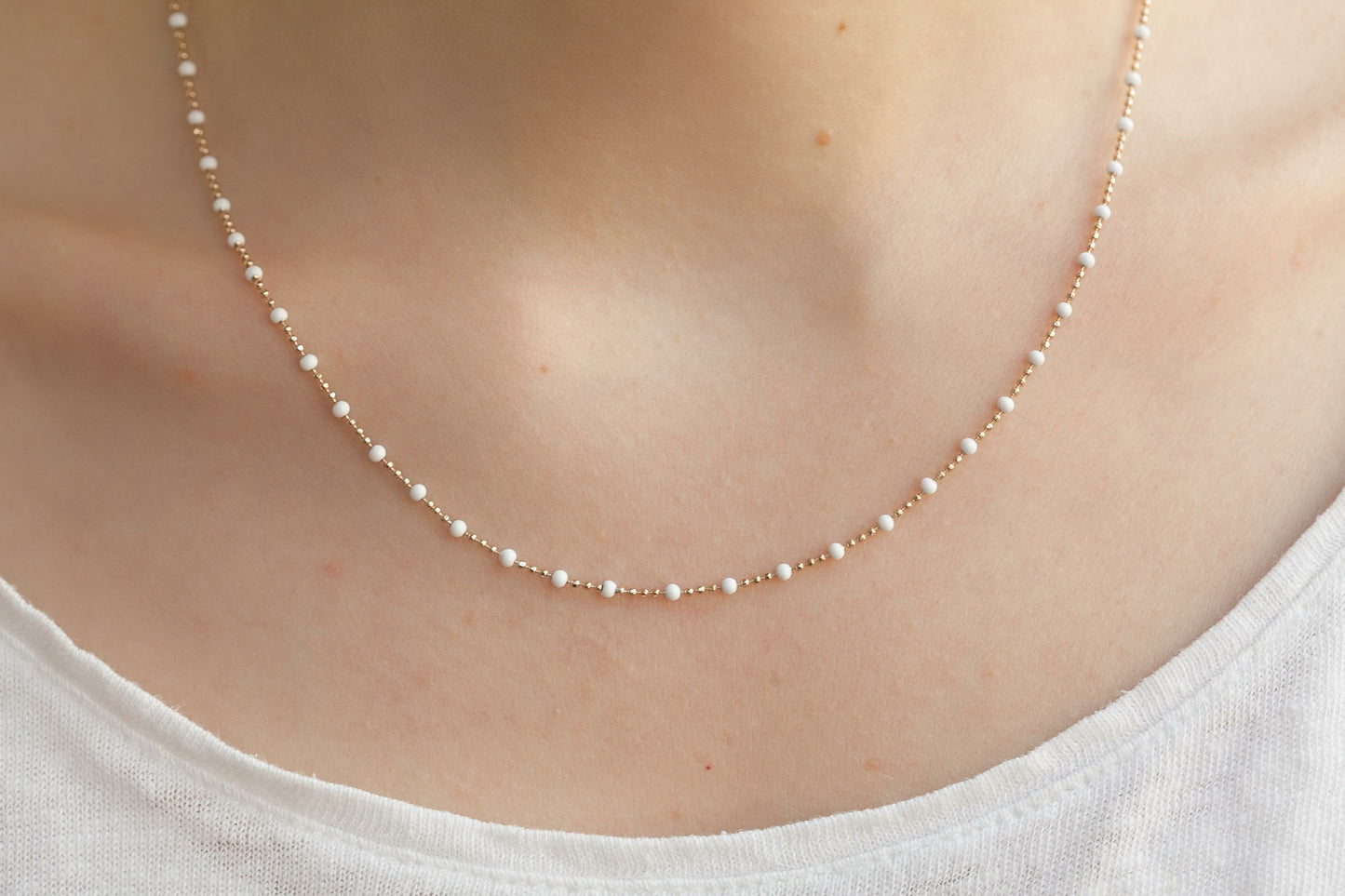 collier mini perles blanches or