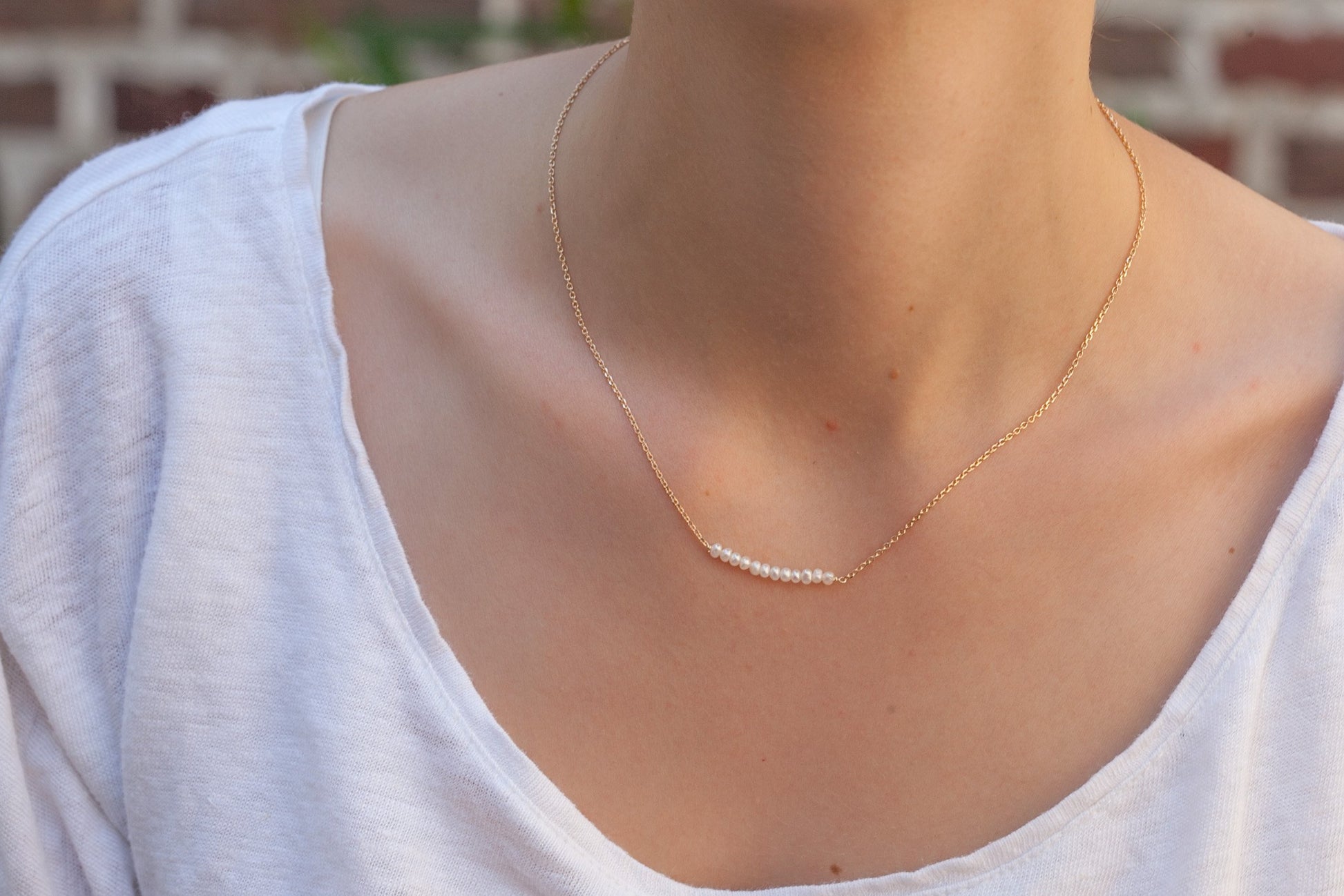 Collier fin et perles blanches plaqué or