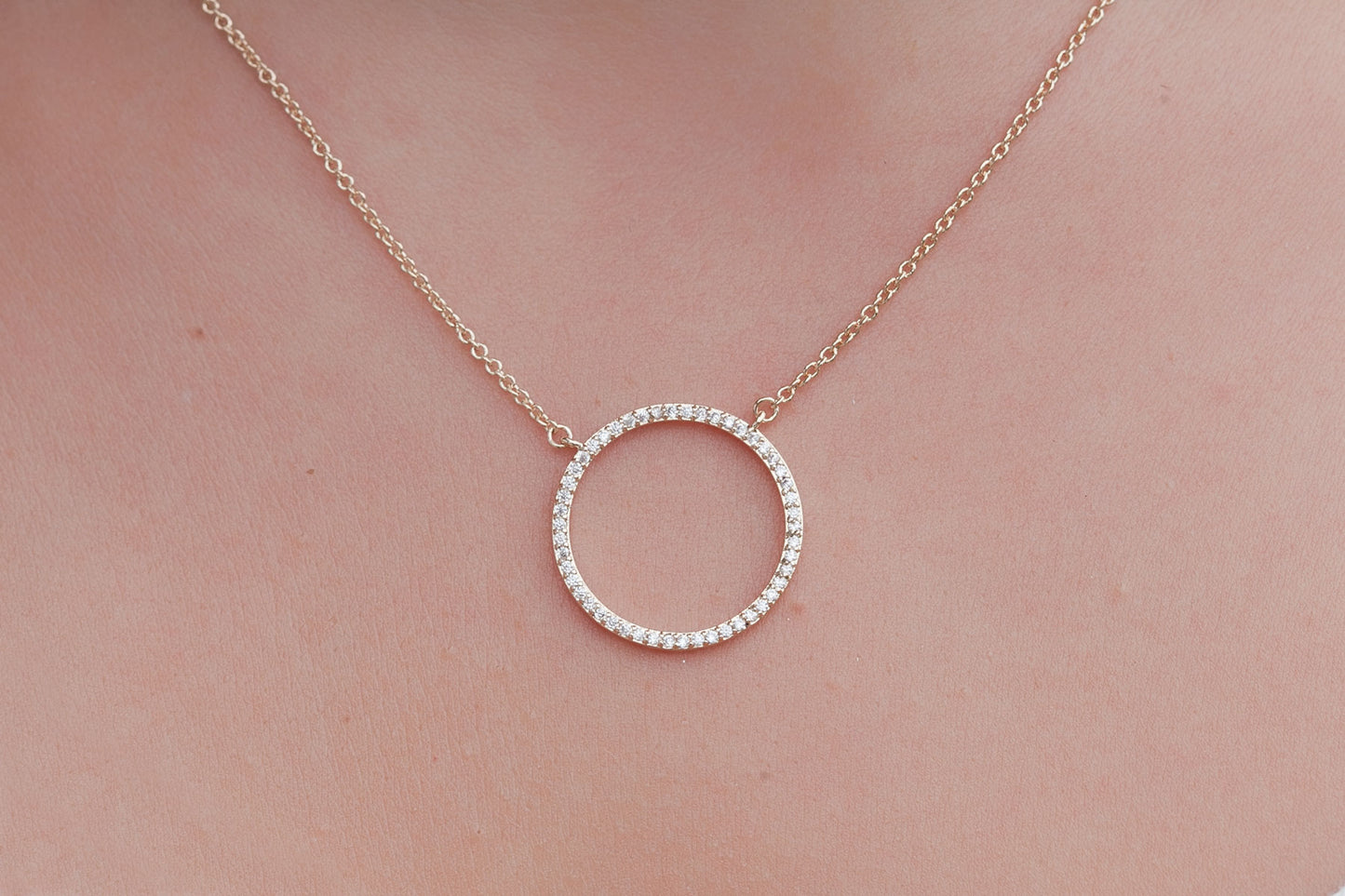 Collier cercle plaqué or serti de zircons