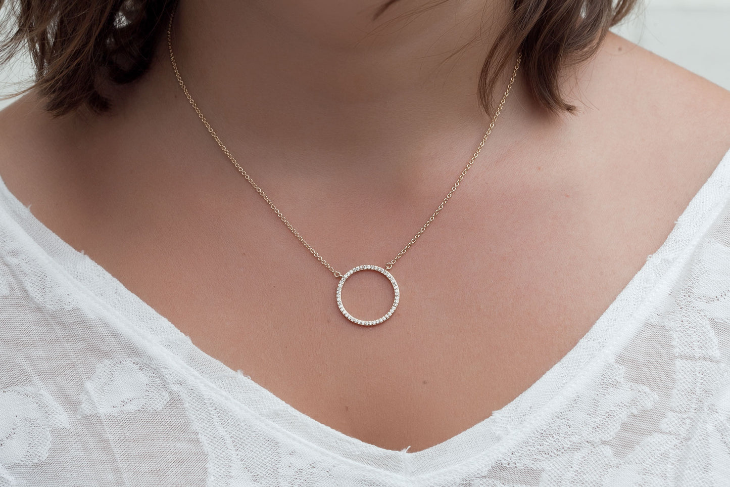 Collier cercle plaqué or serti de zircons