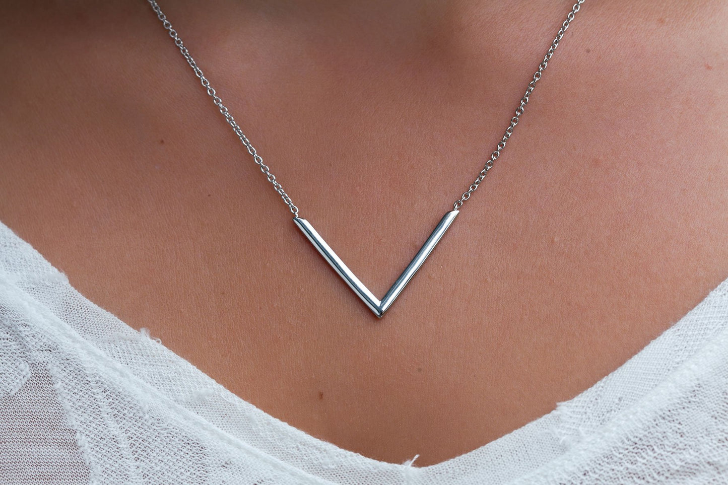 Collier v en argent. Géométrique et design.