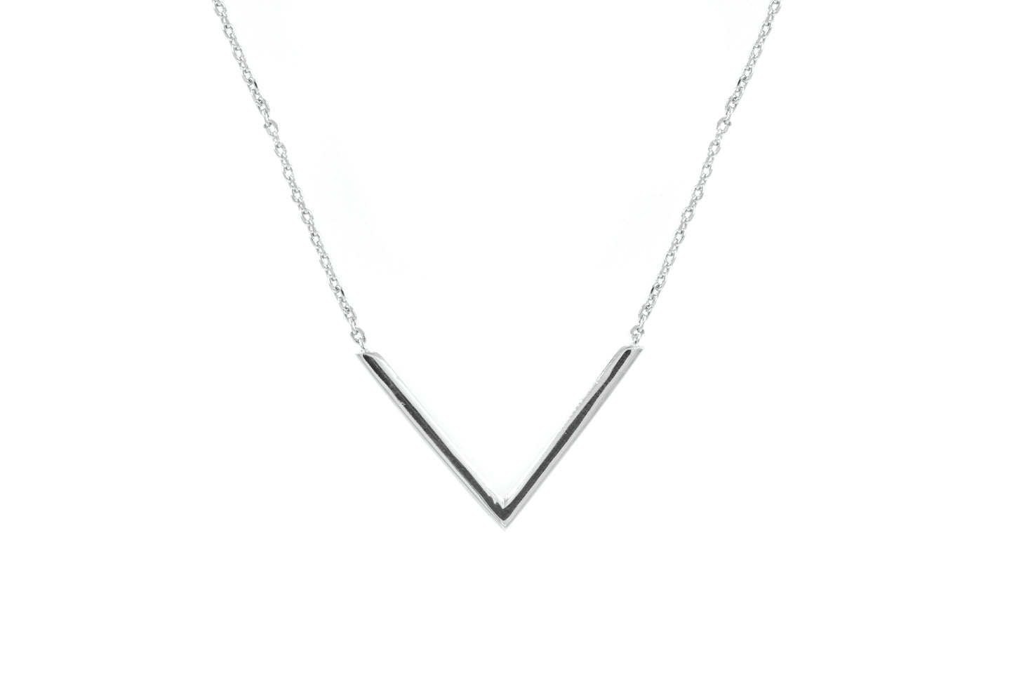 Collier v en argent. Géométrique et design.