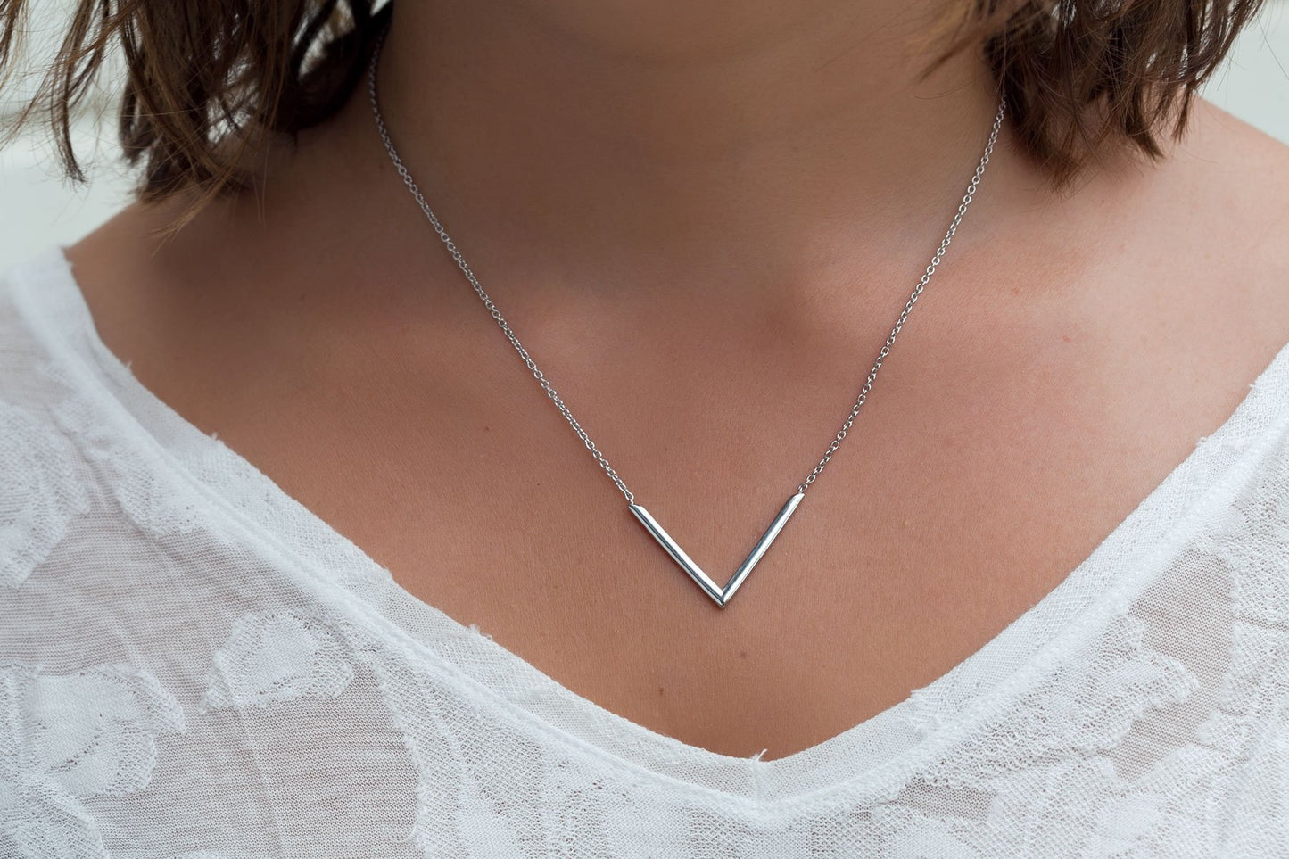 Collier v en argent. Géométrique et design.