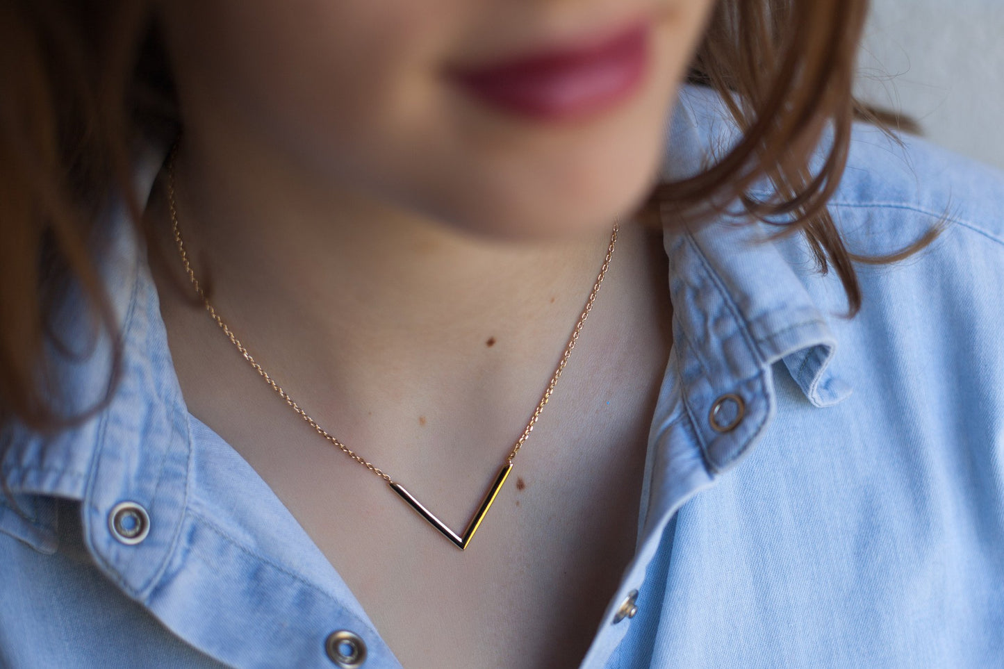 Collier V plaqué or. Géométrique et design.