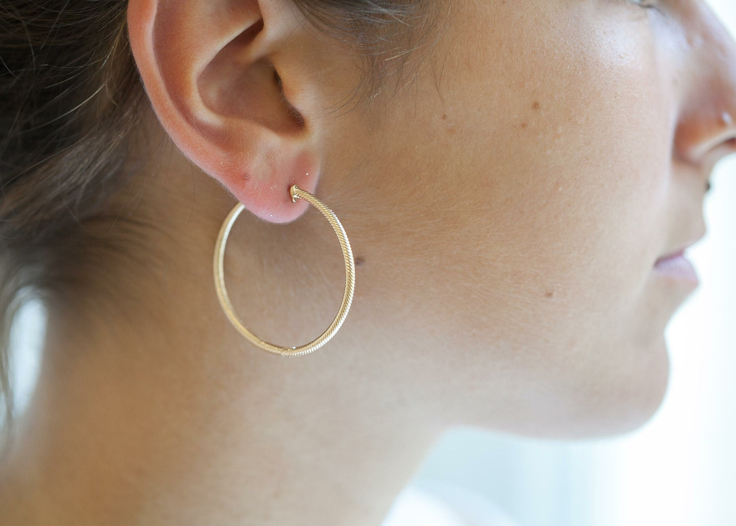 Grandes boucles d'oreilles créoles ciselées plaqué or