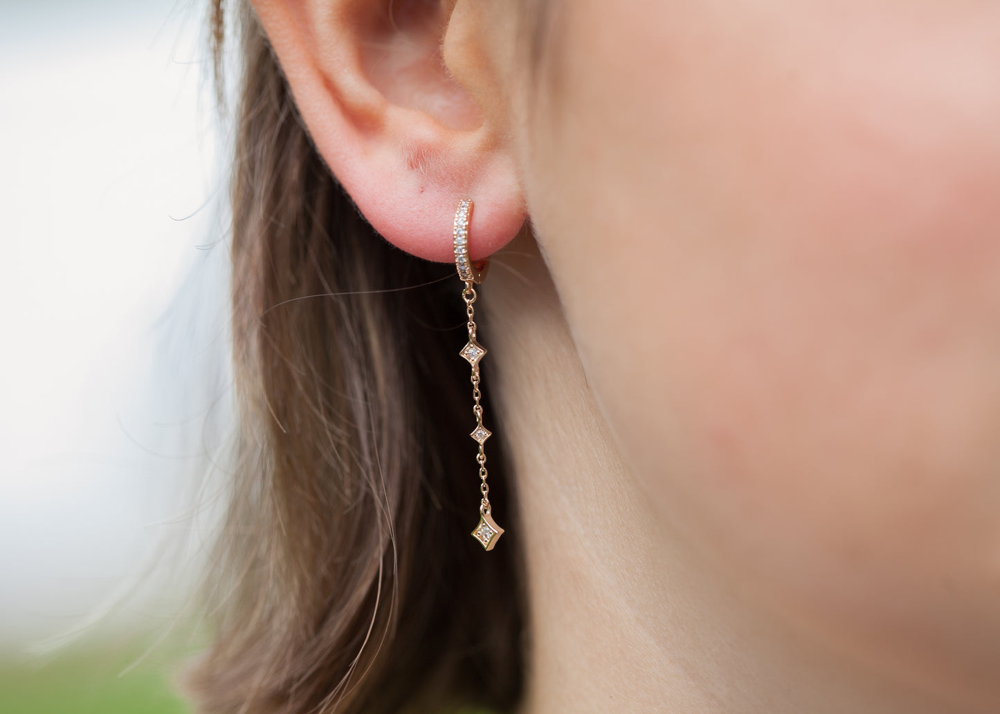 Petites créoles avec chaîne plaqué or