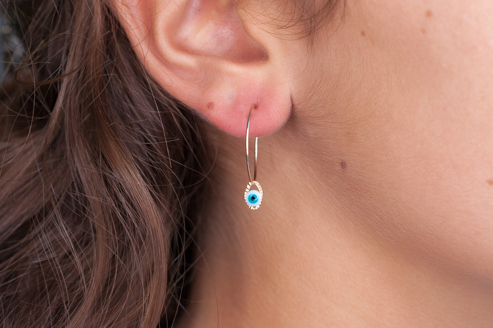 Mini Créoles oeil bleu plaqué or, Boucles d'oreilles protection
