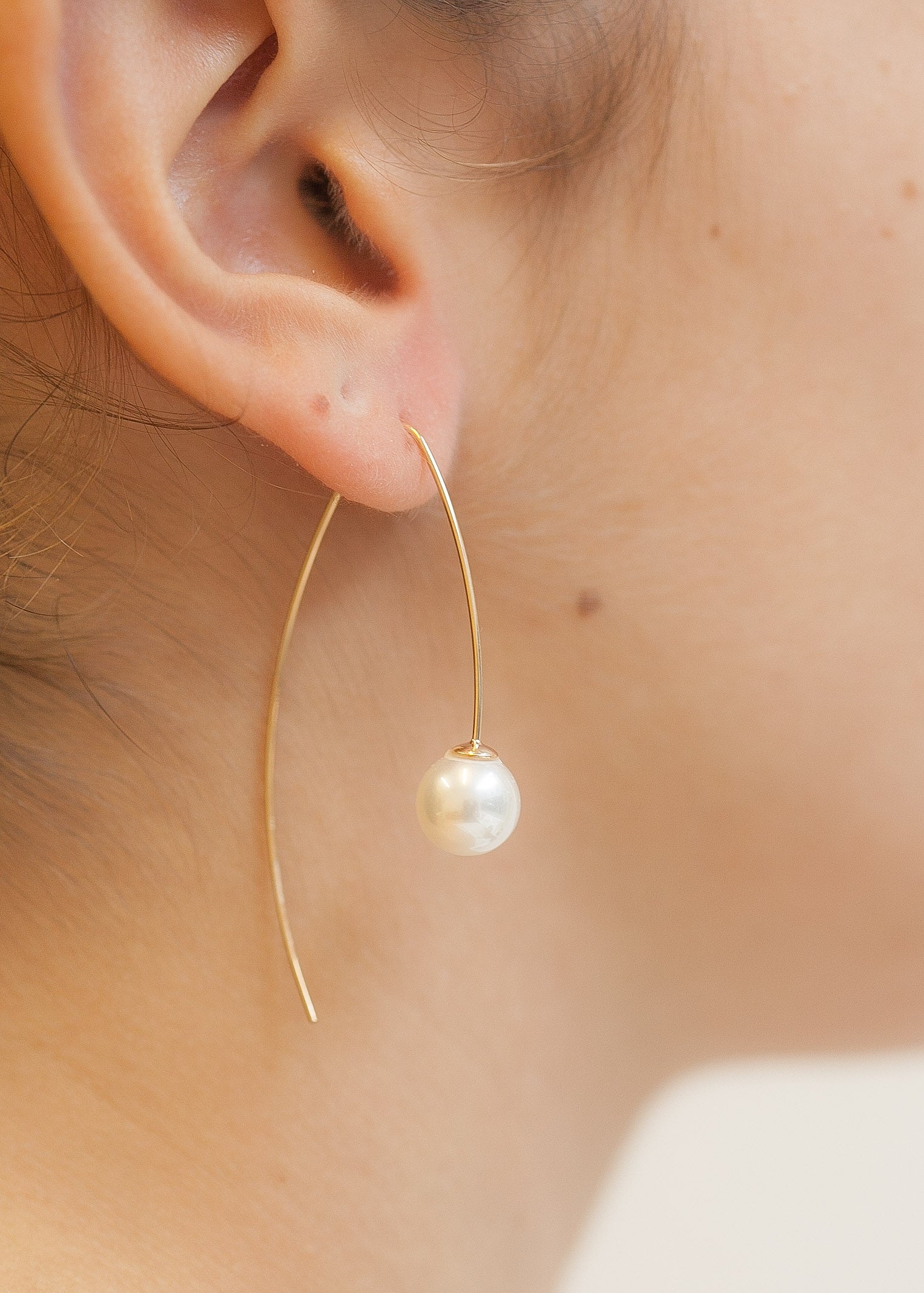 Boucles d'oreilles créoles perle blanche plaqué or