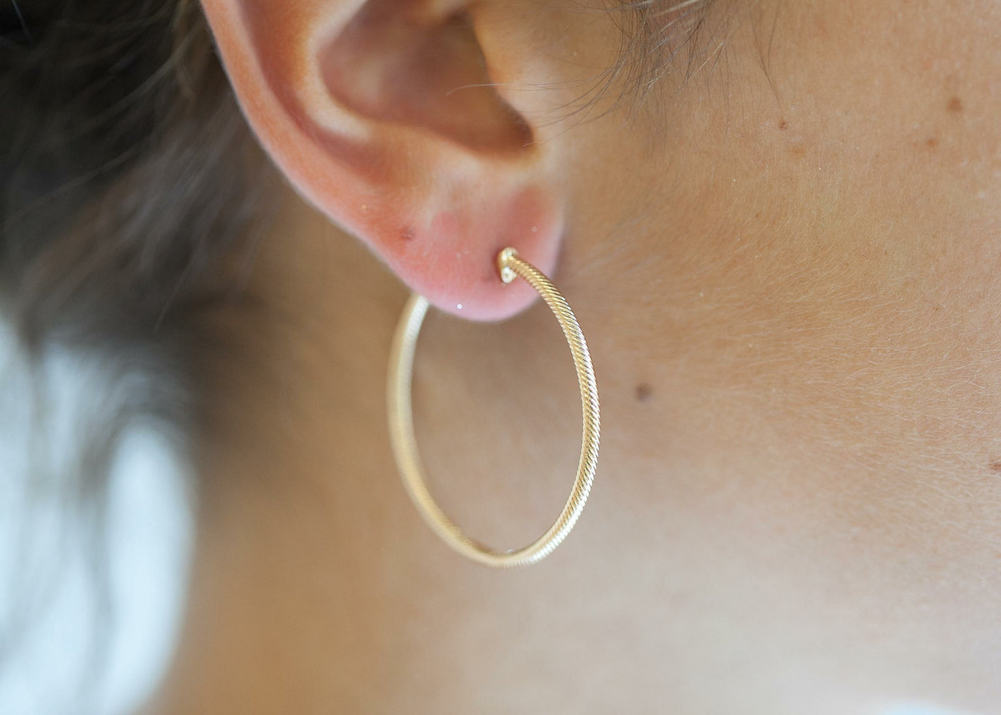 Grandes boucles d'oreilles créoles ciselées plaqué or