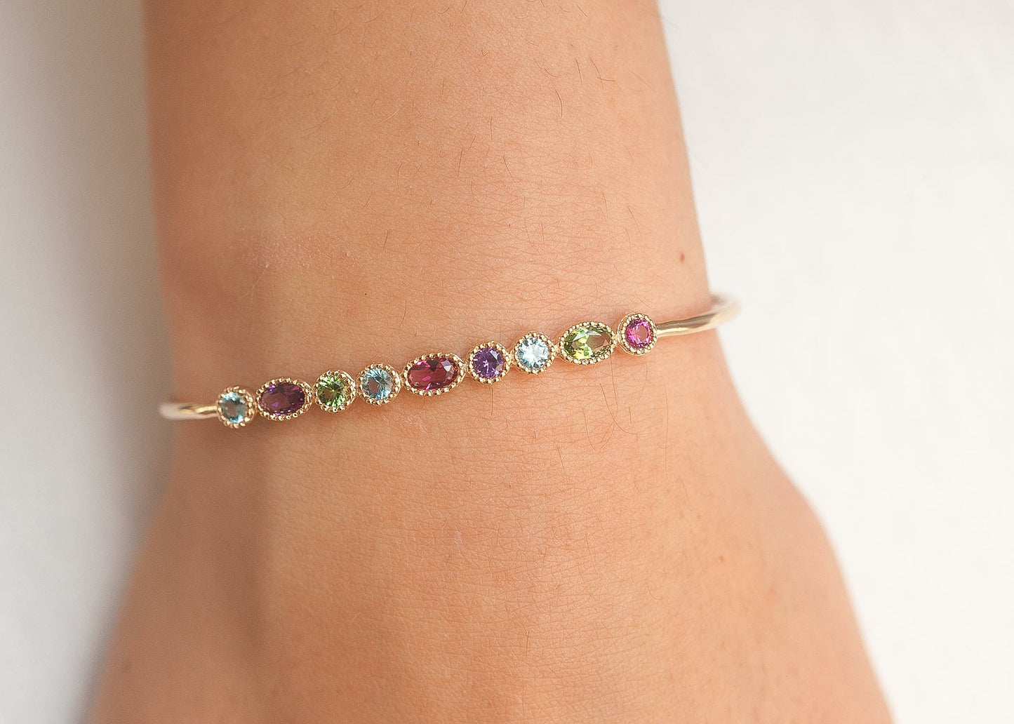 Bracelet jonc plaqué or serti de pierres colorées