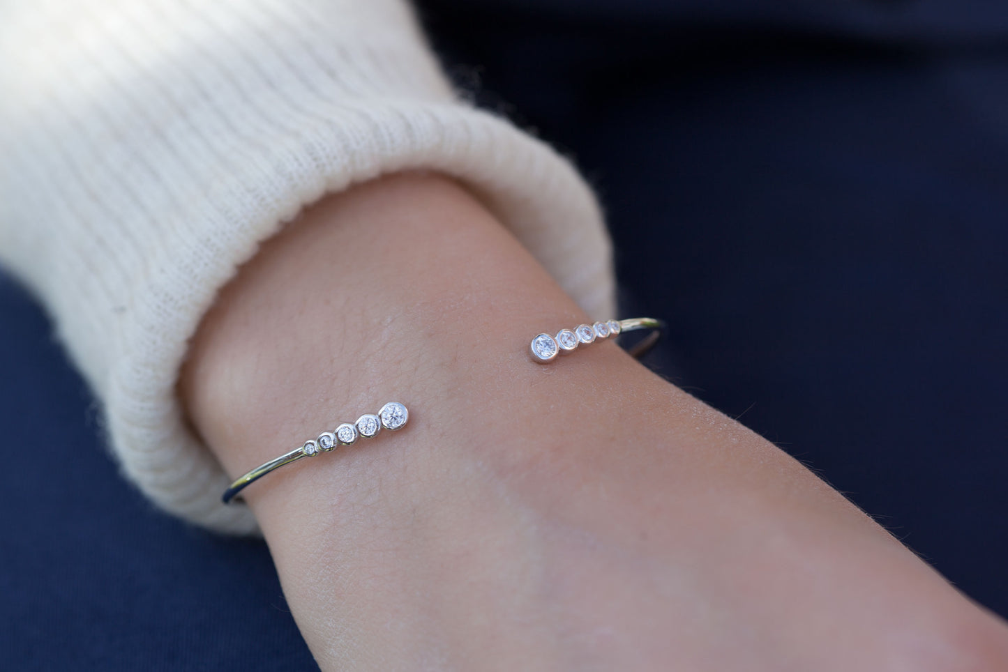 Jonc serti de zircons en argent