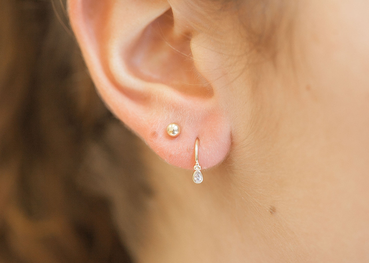 Mini boucles d'oreilles créoles serties d'un zircon plaqué or