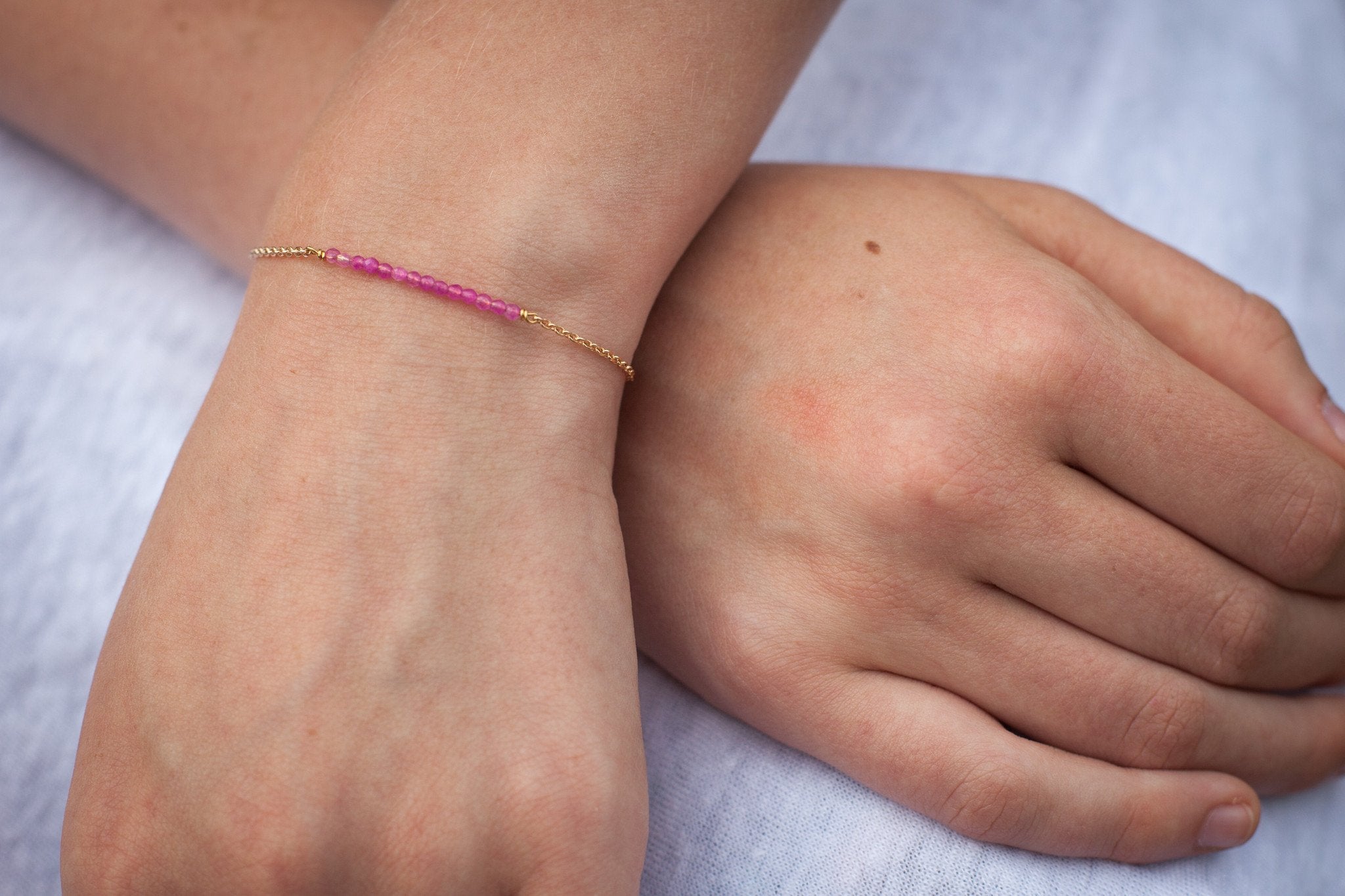 Bracelet avec perles de couleurs plaqué or – Elise et moi