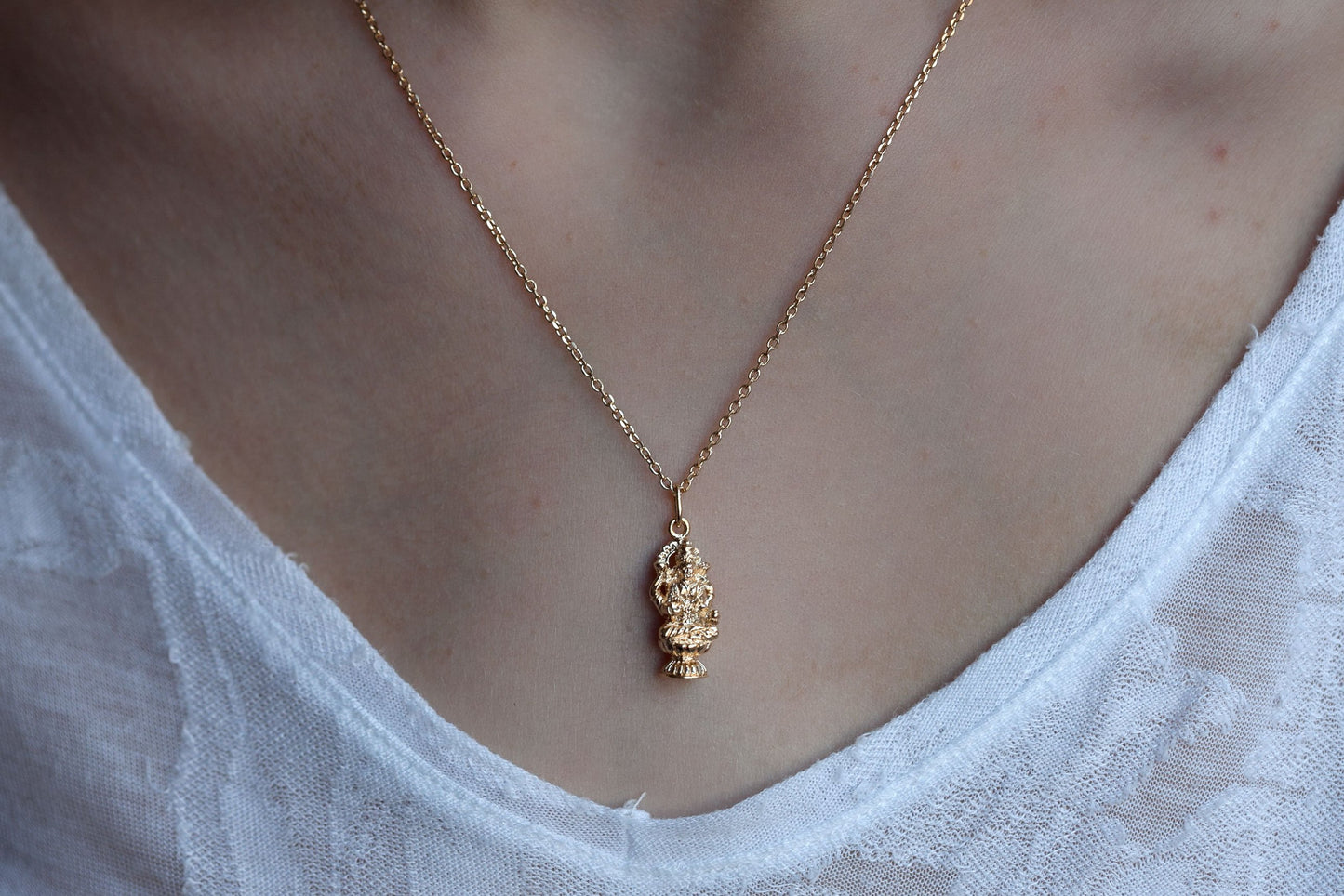 Collier pendentif déesse Lakshmi plaqué or