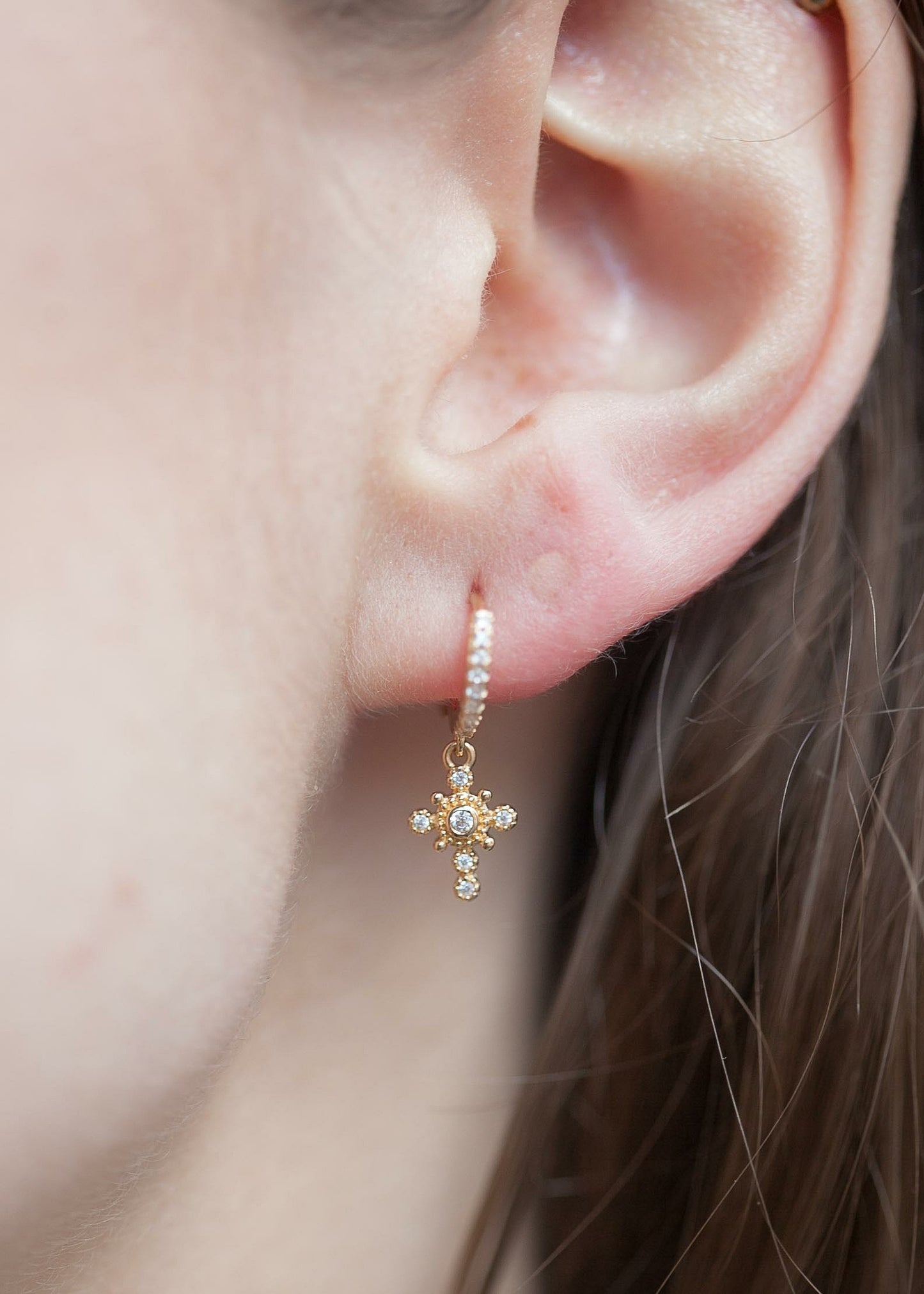 Boucles d'oreilles mini-créoles croix plaqué or