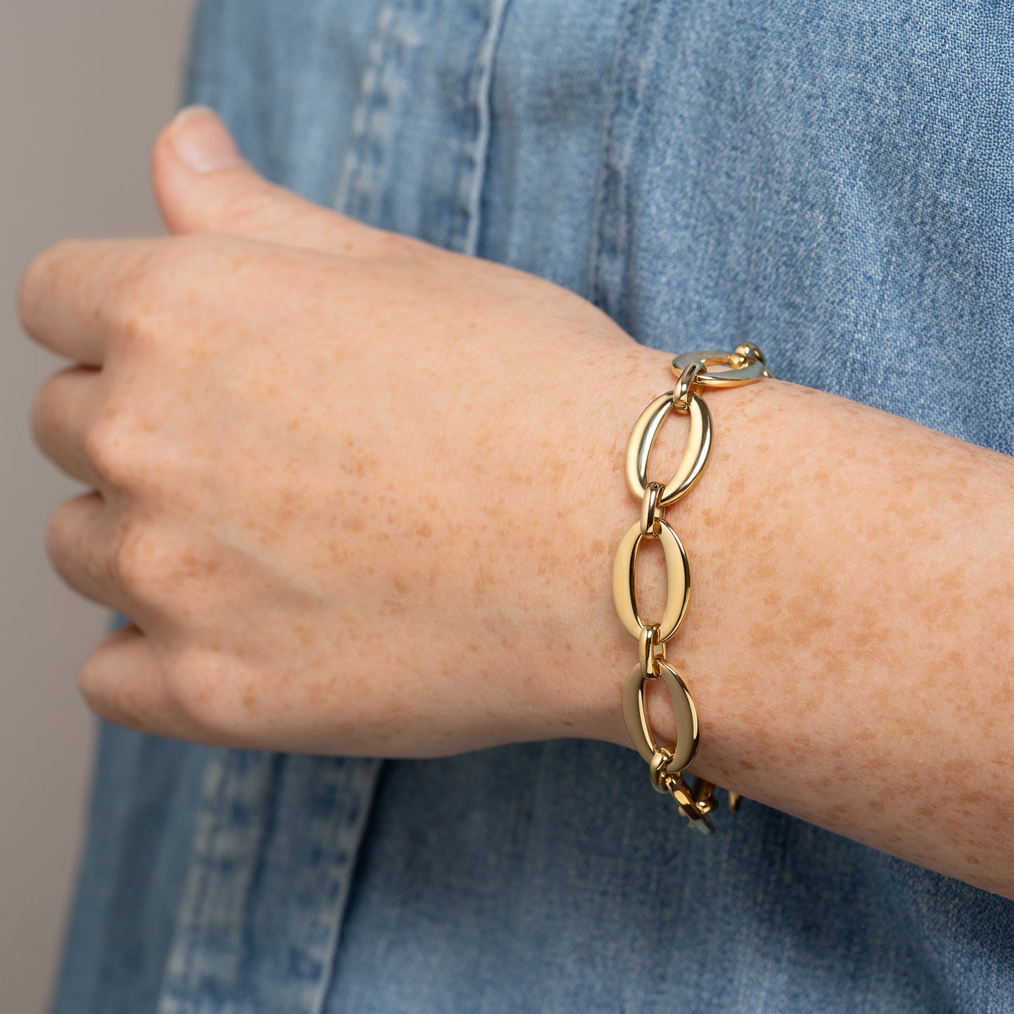 Bracelet maillons ovales en acier doré – bijou moderne et intemporel