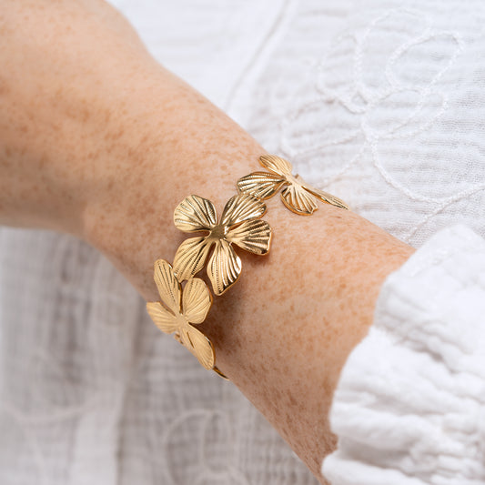 Bracelet jonc doré fleurs ajourées – acier inoxydable