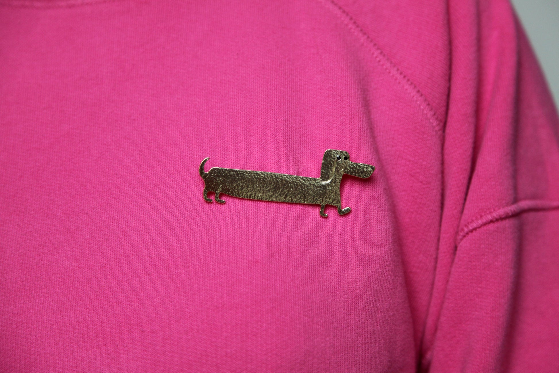 Broche teckel dorée