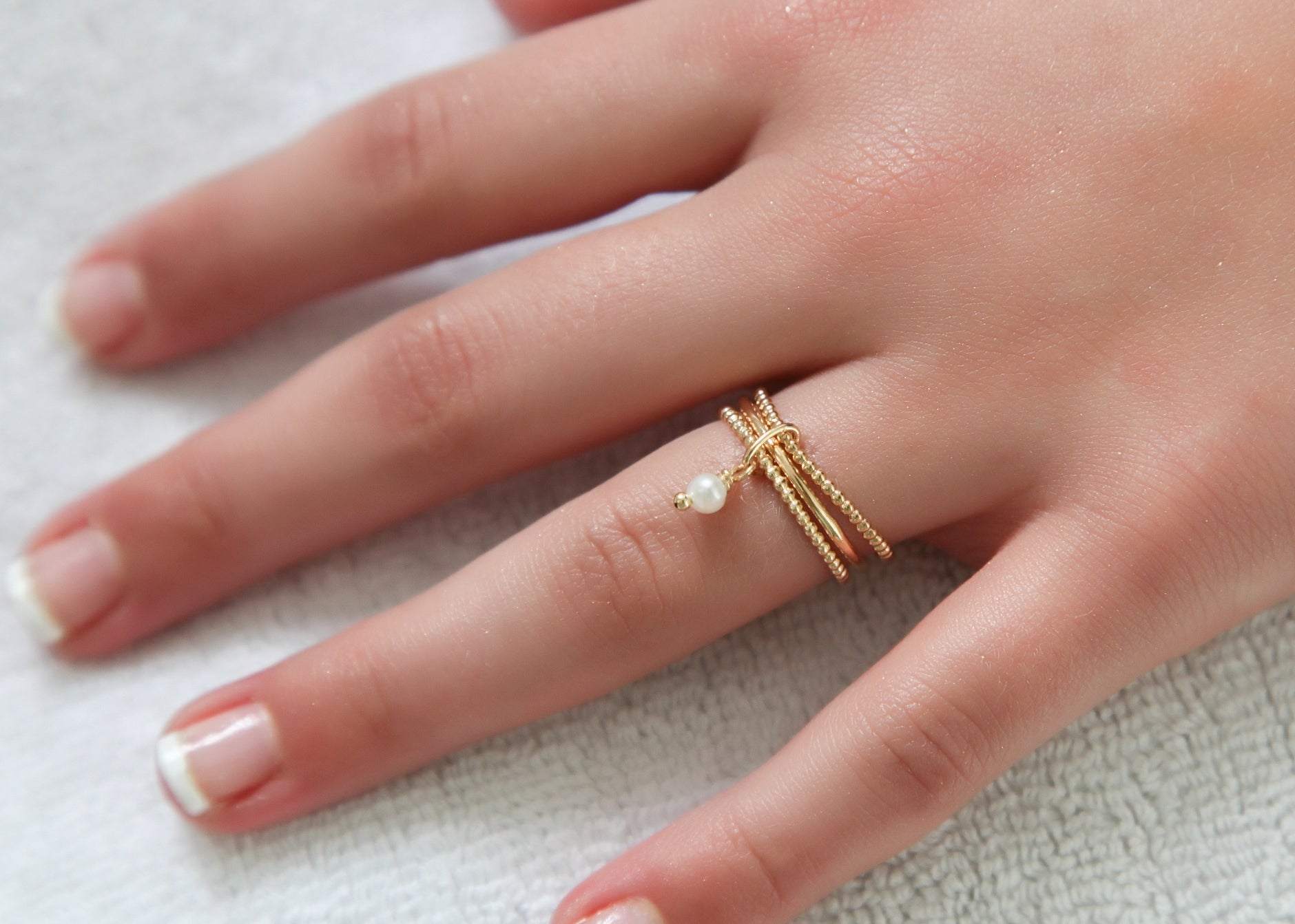 Bague triple anneaux plaqué or petite perle blanche