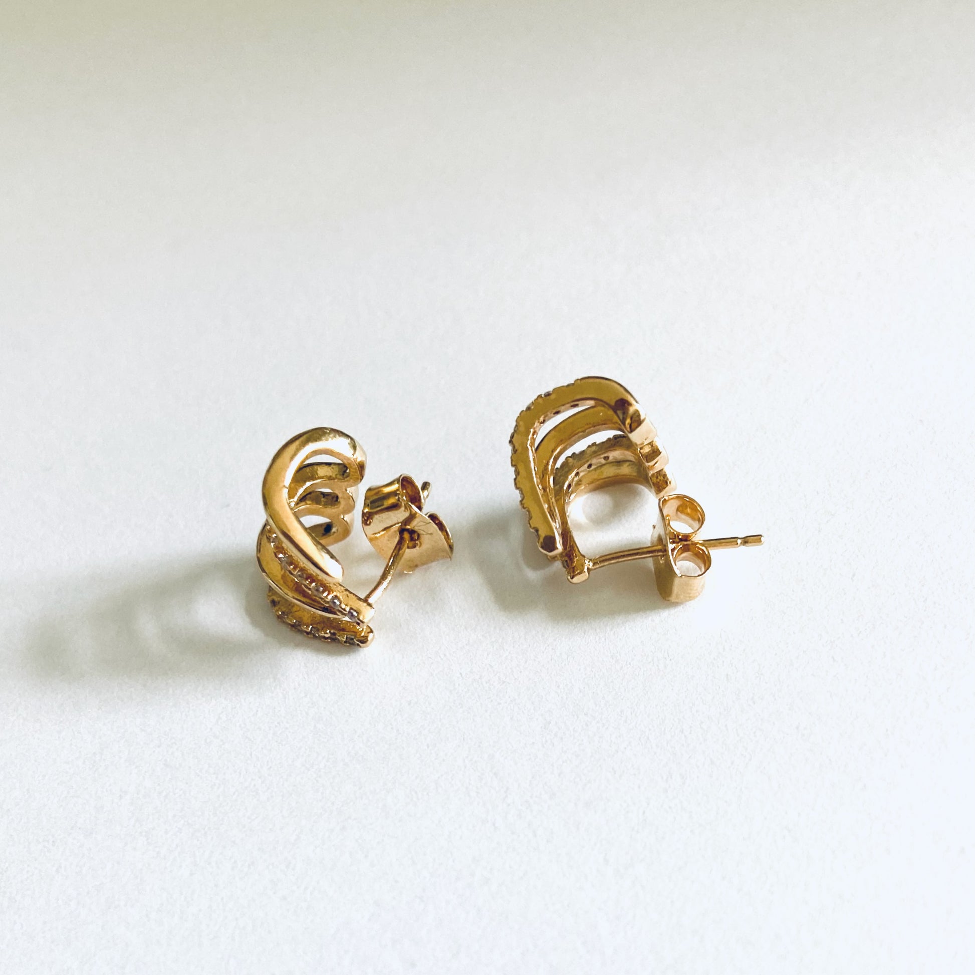 Boucles d'oreilles quadruples serties de zircons plaqué or