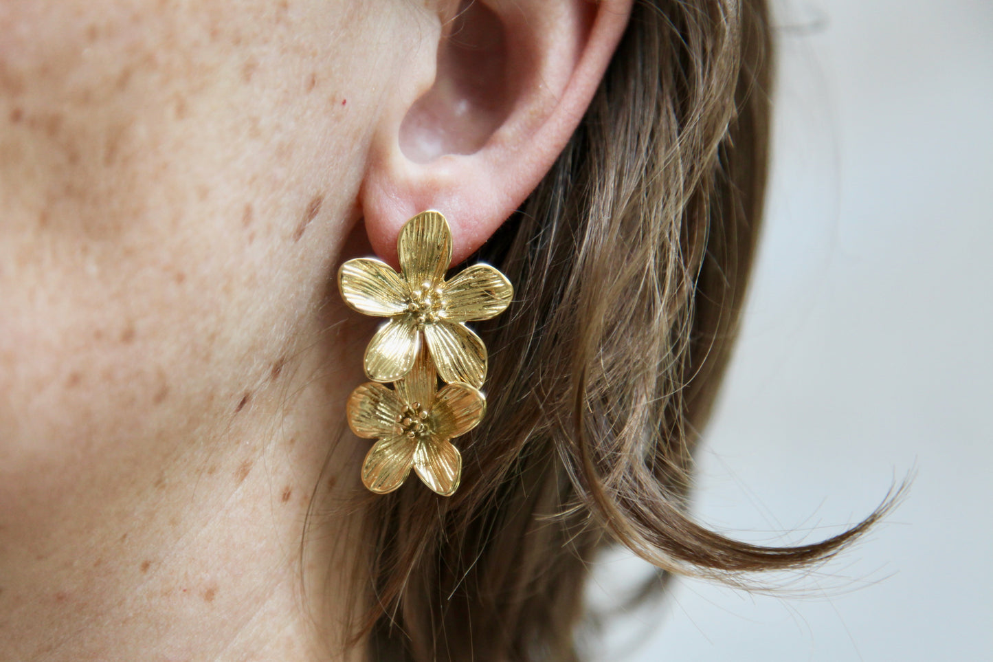 Boucles d'oreilles fleurs en acier doré