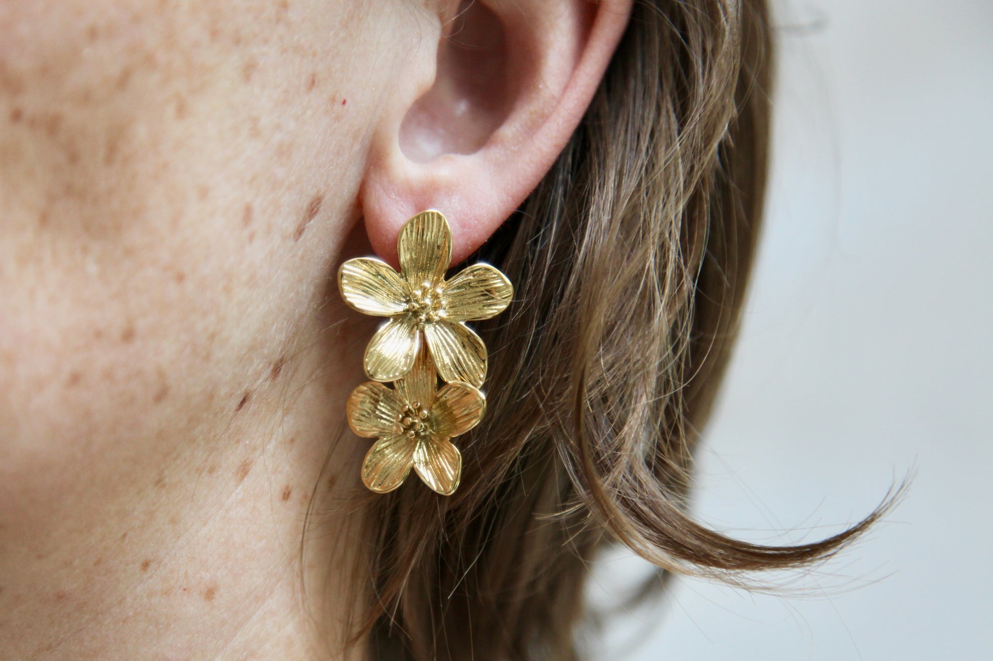 Boucles d'oreilles fleurs en acier doré