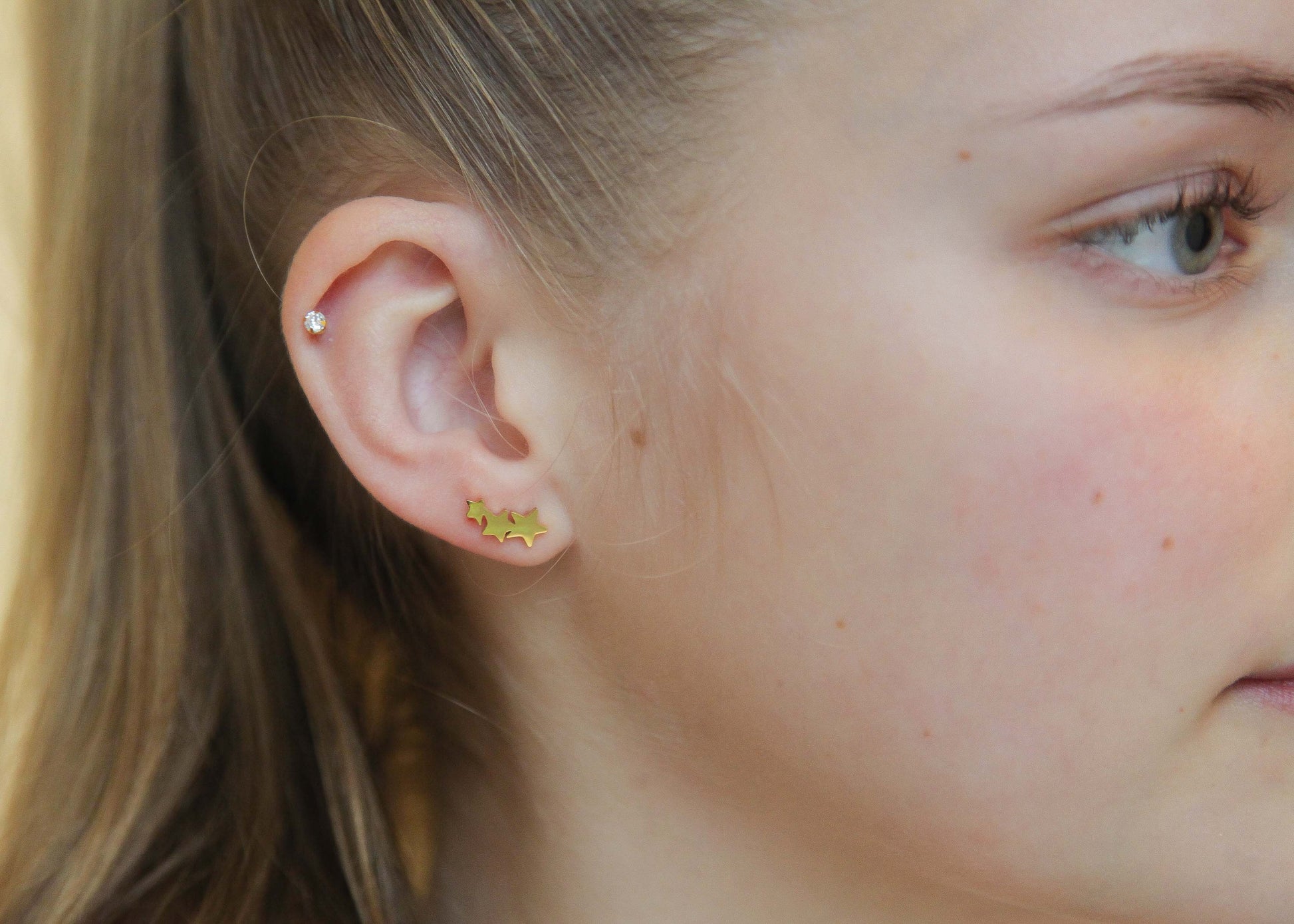 Boucles d'oreilles montantes 3 étoiles en acier doré