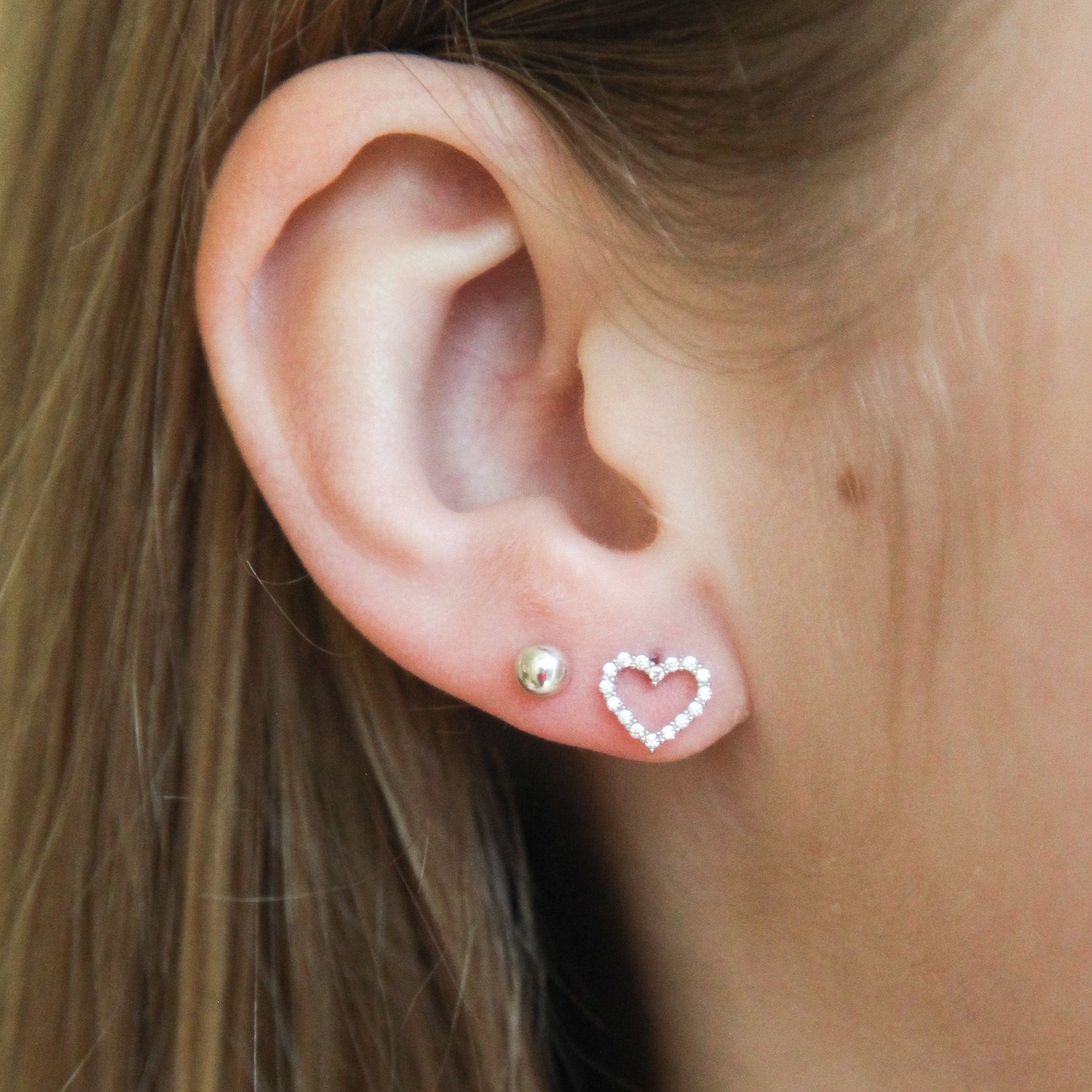 Boucles d'oreilles puces coeur serties de zircons en argent