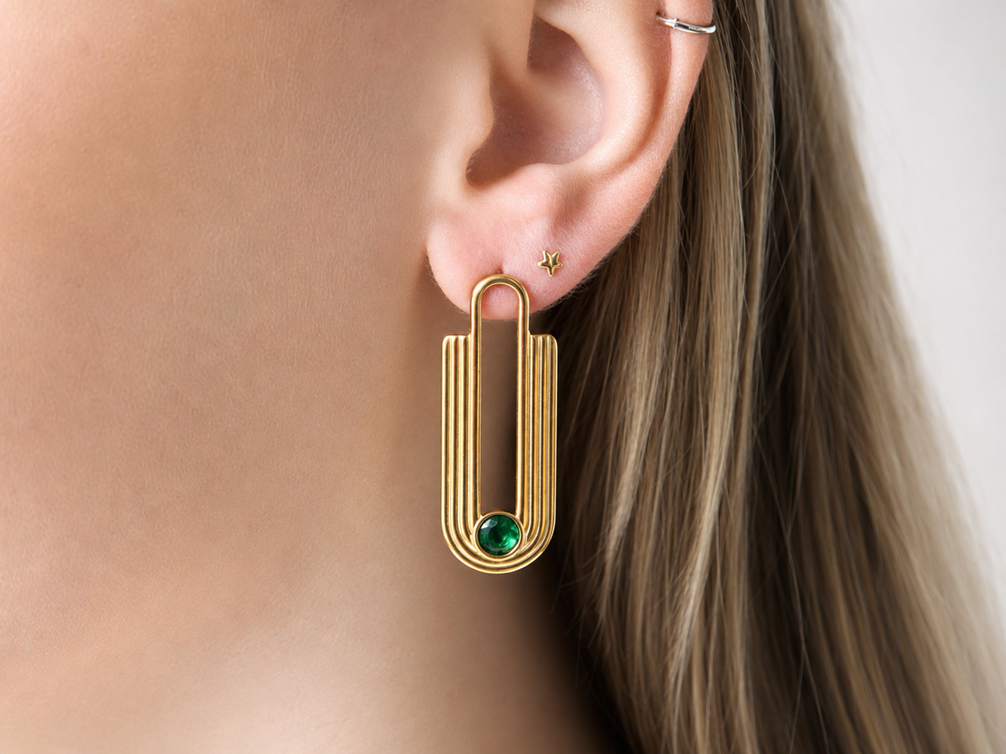 Boucles d'oreilles dorées style art deco avec pierre verte en acier