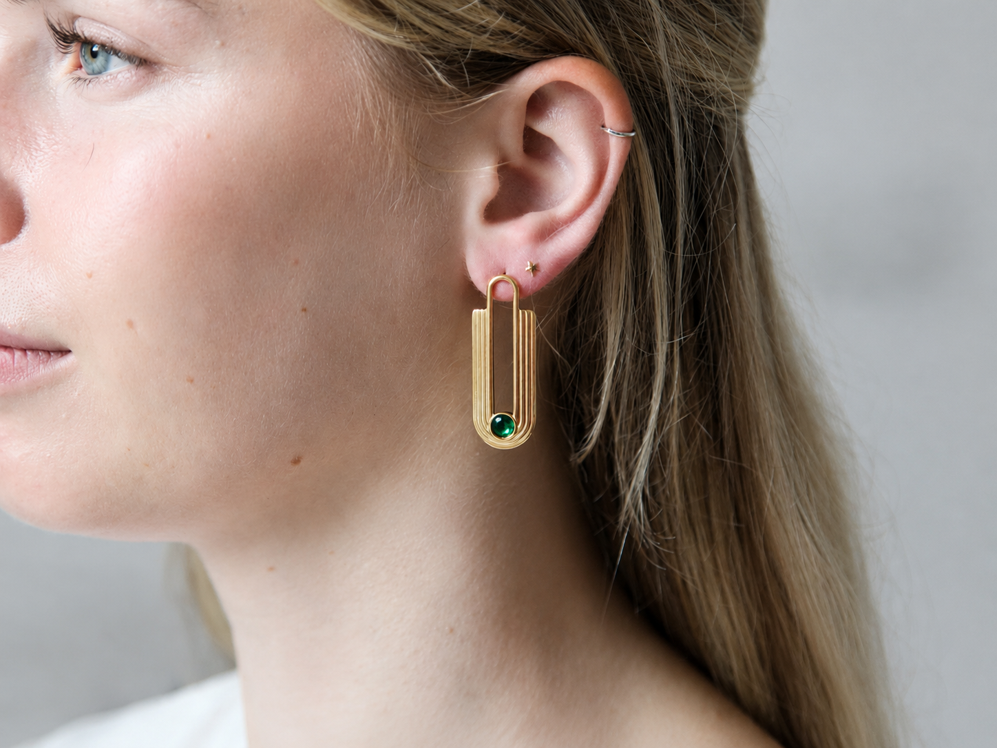 Boucles d'oreilles dorées style art deco avec pierre verte en acier