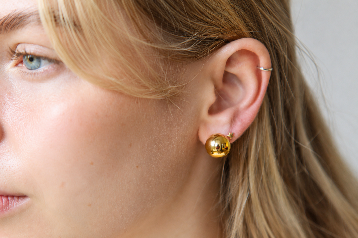 Boucles d’oreilles boules dorées en acier doré 12 mm