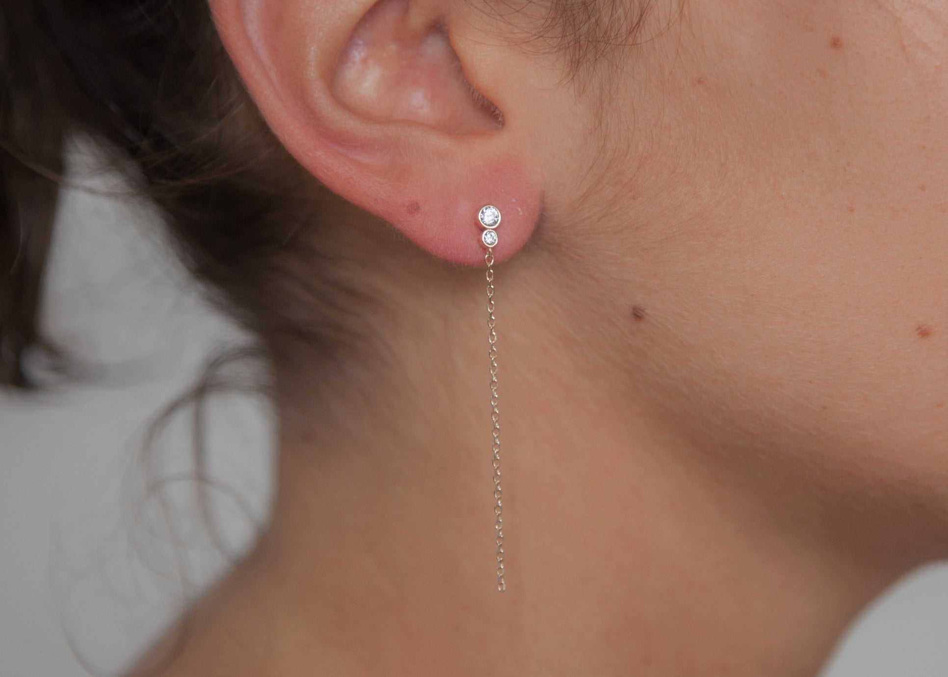 Boucles d'oreilles chaîne serties de zircons plaqué or - Boucles d'oreilles pendantes