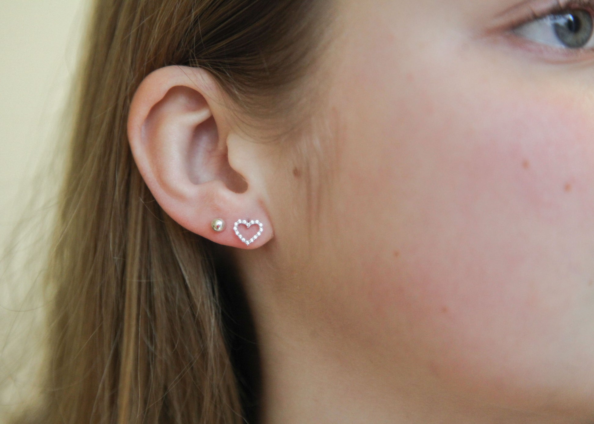 Boucles d'oreilles puces coeur serties de zircons en argent