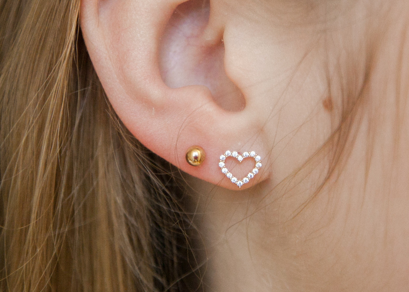 Boucles d'oreilles puce en forme de cœur serties de strass en plaqué or