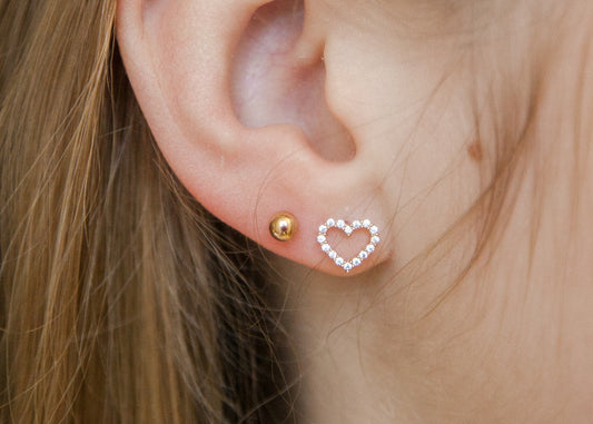 Boucles d'oreilles puce en forme de cœur serties de strass en plaqué or