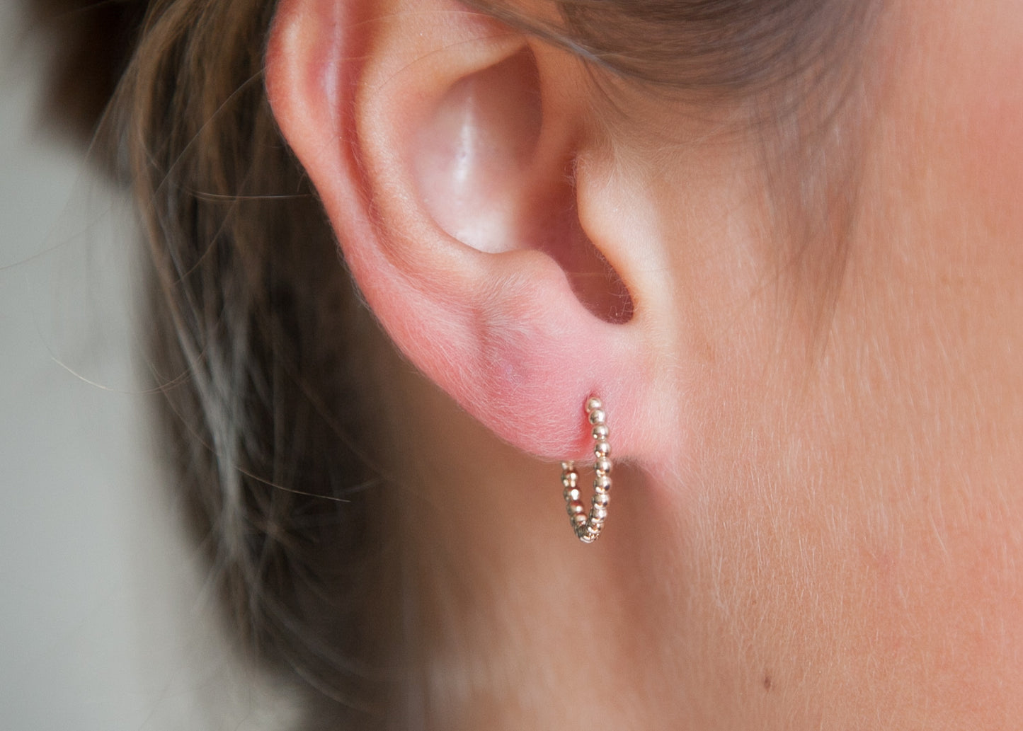 Boucles d'oreilles créoles perlées plaqué or
