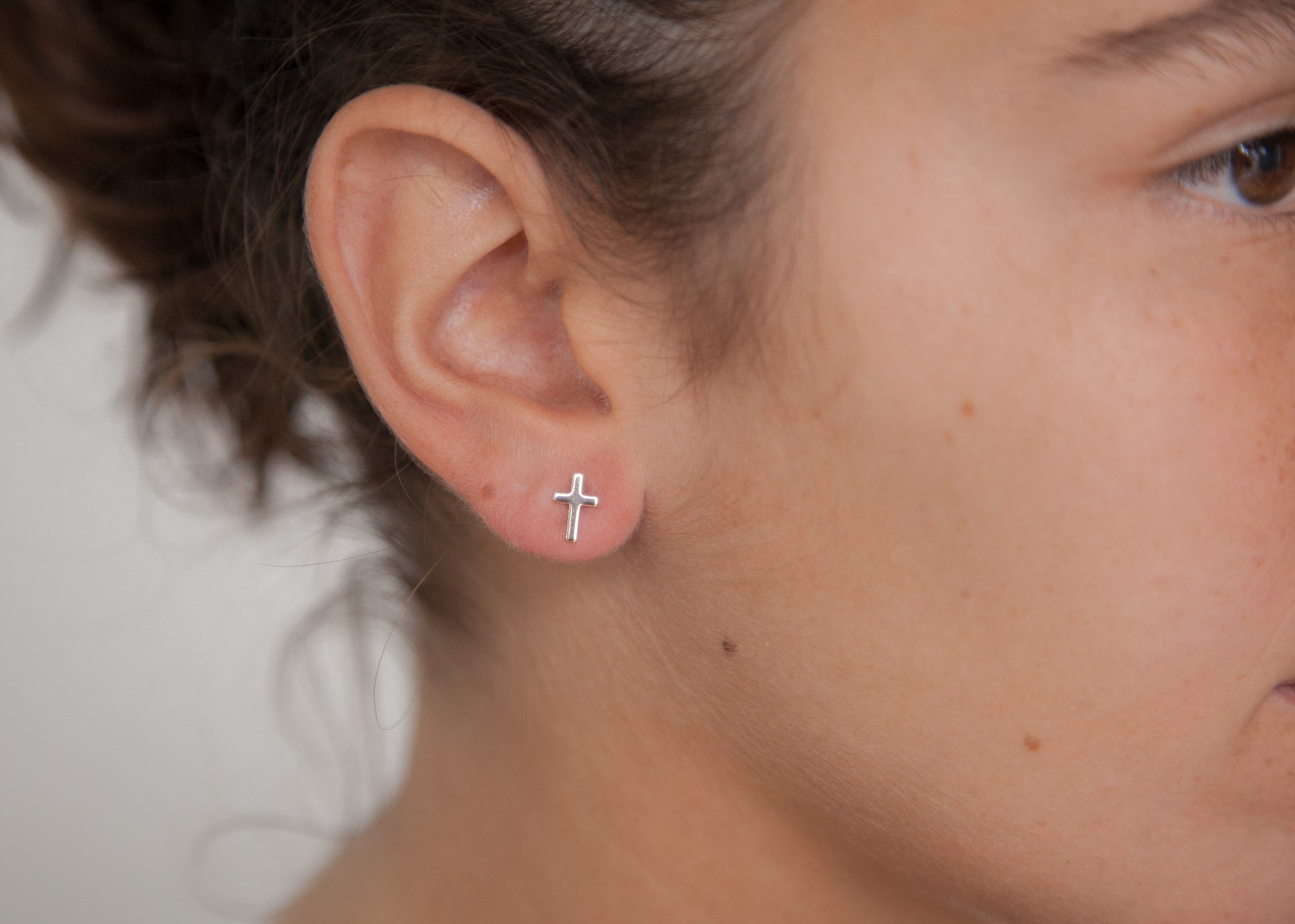 Boucles d'oreilles puces croix plaqué or