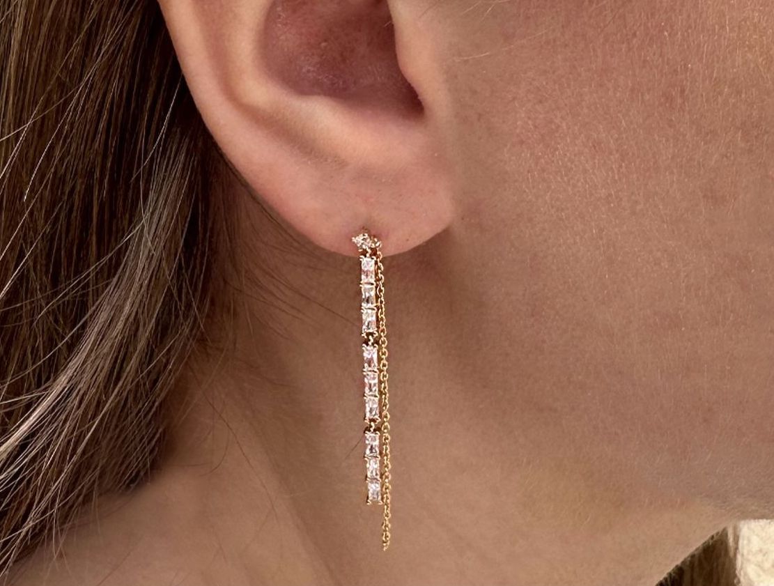 Boucles d'oreilles chaîne double serties de zircons plaqué or