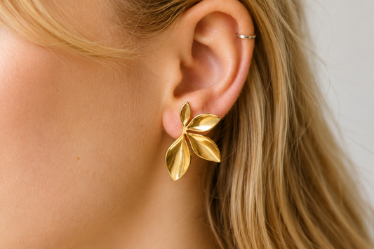 Boucles d’oreilles feuilles en acier doré – bijou élégant et naturel
