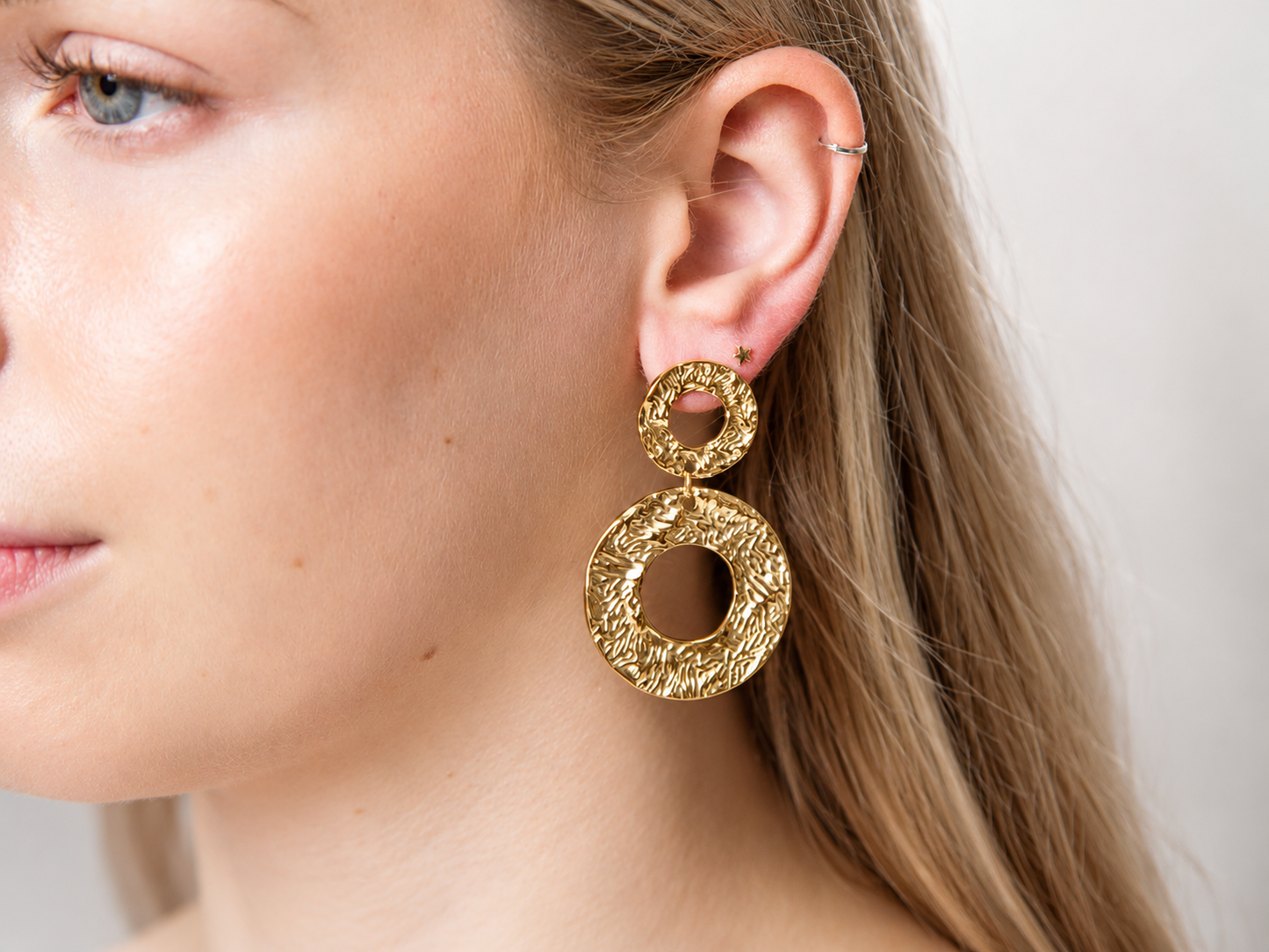 Boucles d’oreilles dorées à anneaux texturés – bijou élégant et tendance