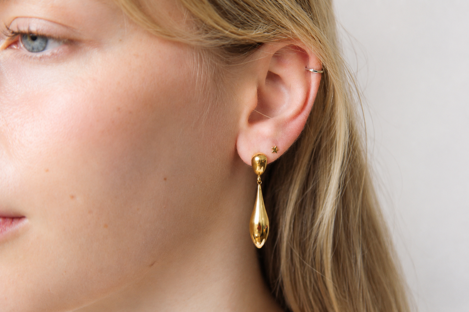 Boucles d’oreilles pendantes goutte en acier doré