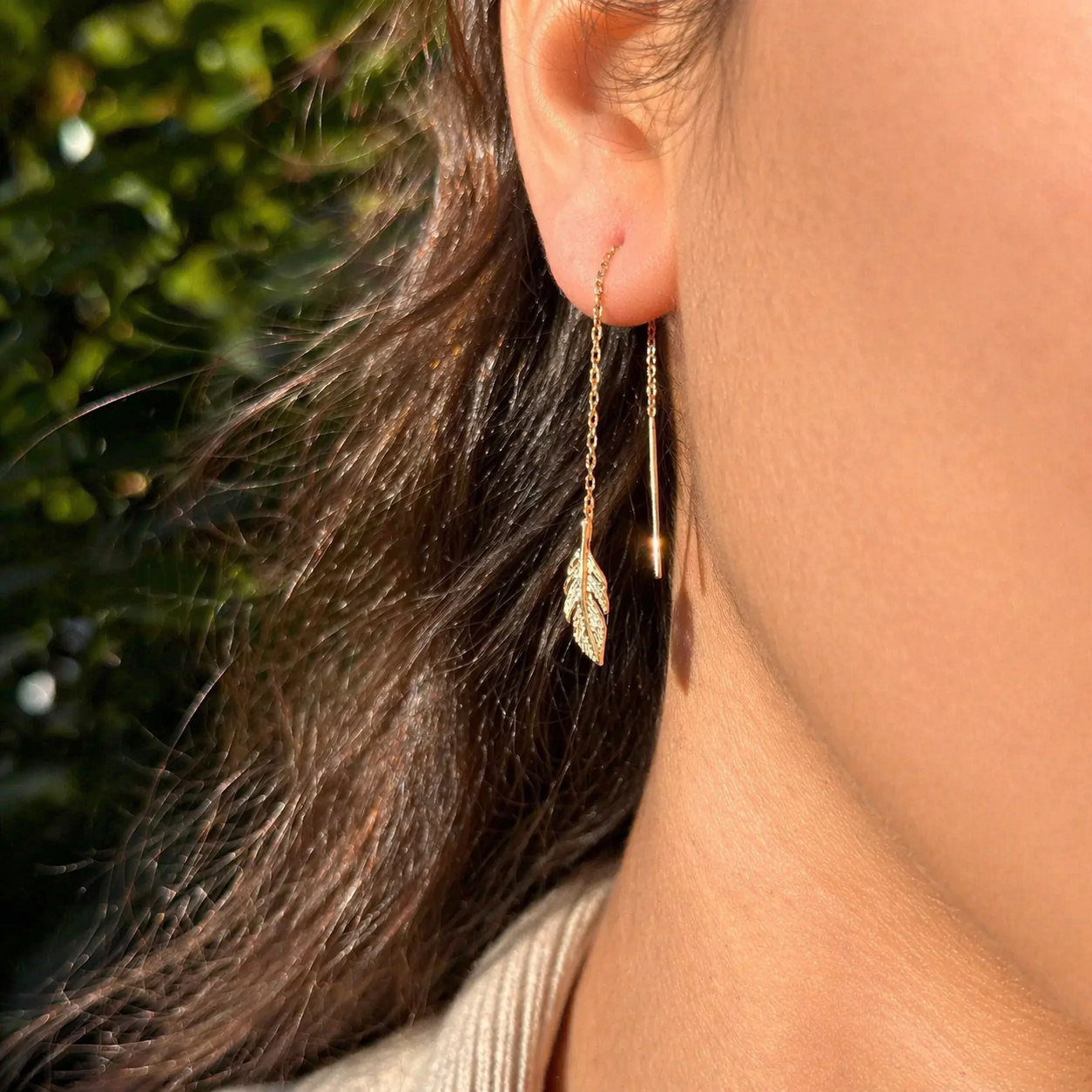 Boucles d'oreilles plume chaîne traversante plaqué or - Boucles d'oreilles pendantes plumes
