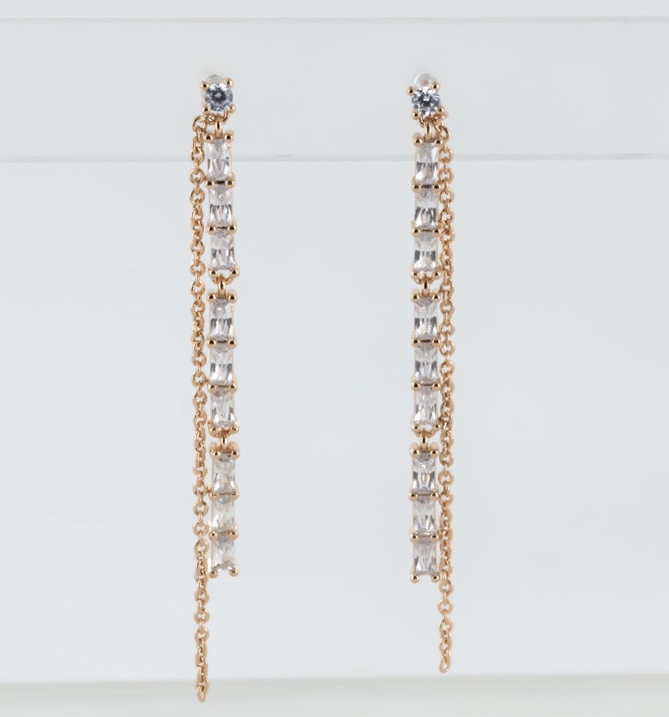 Boucles d'oreilles chaîne double serties de zircons plaqué or
