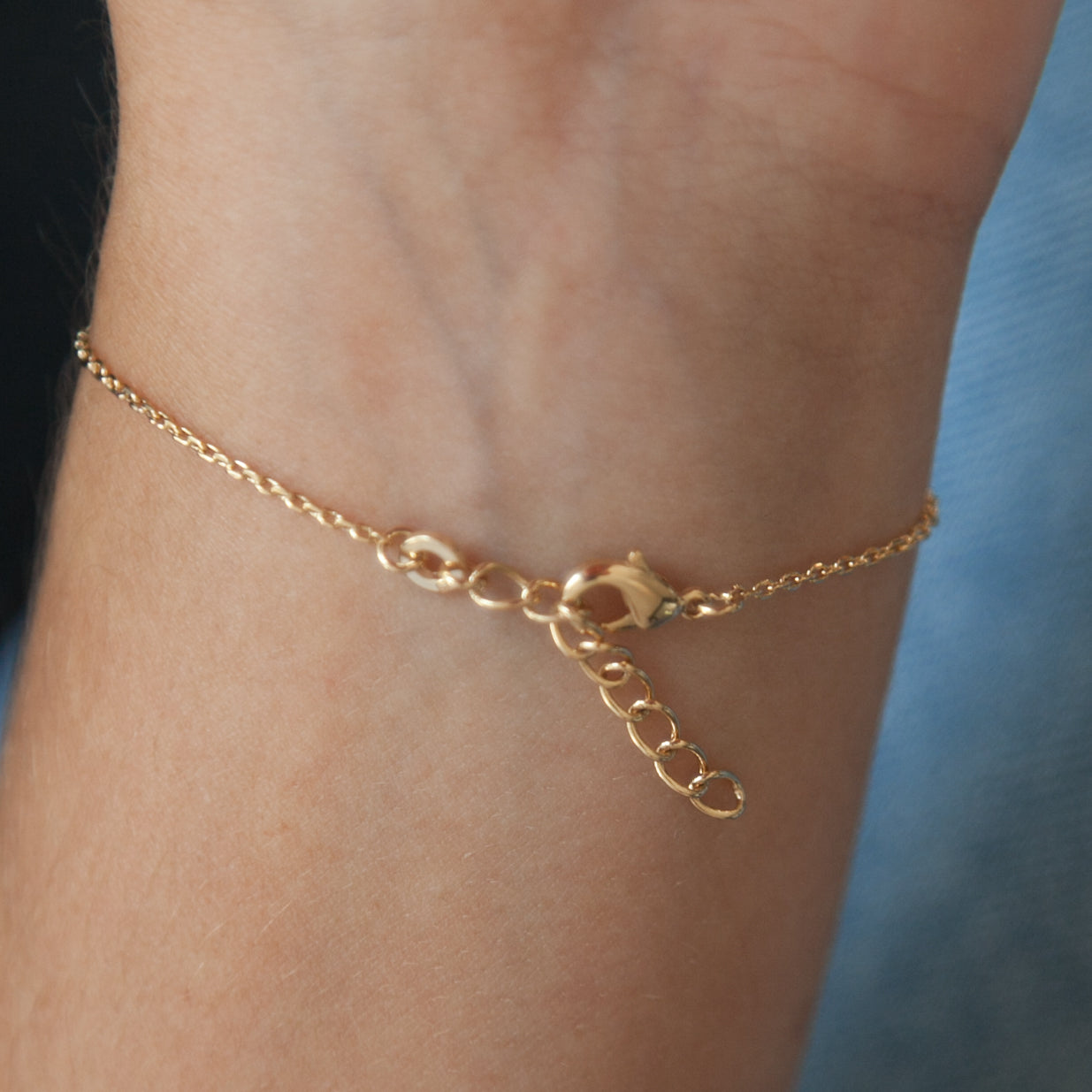 Bracelet croix avec zircons colorés plaqué or