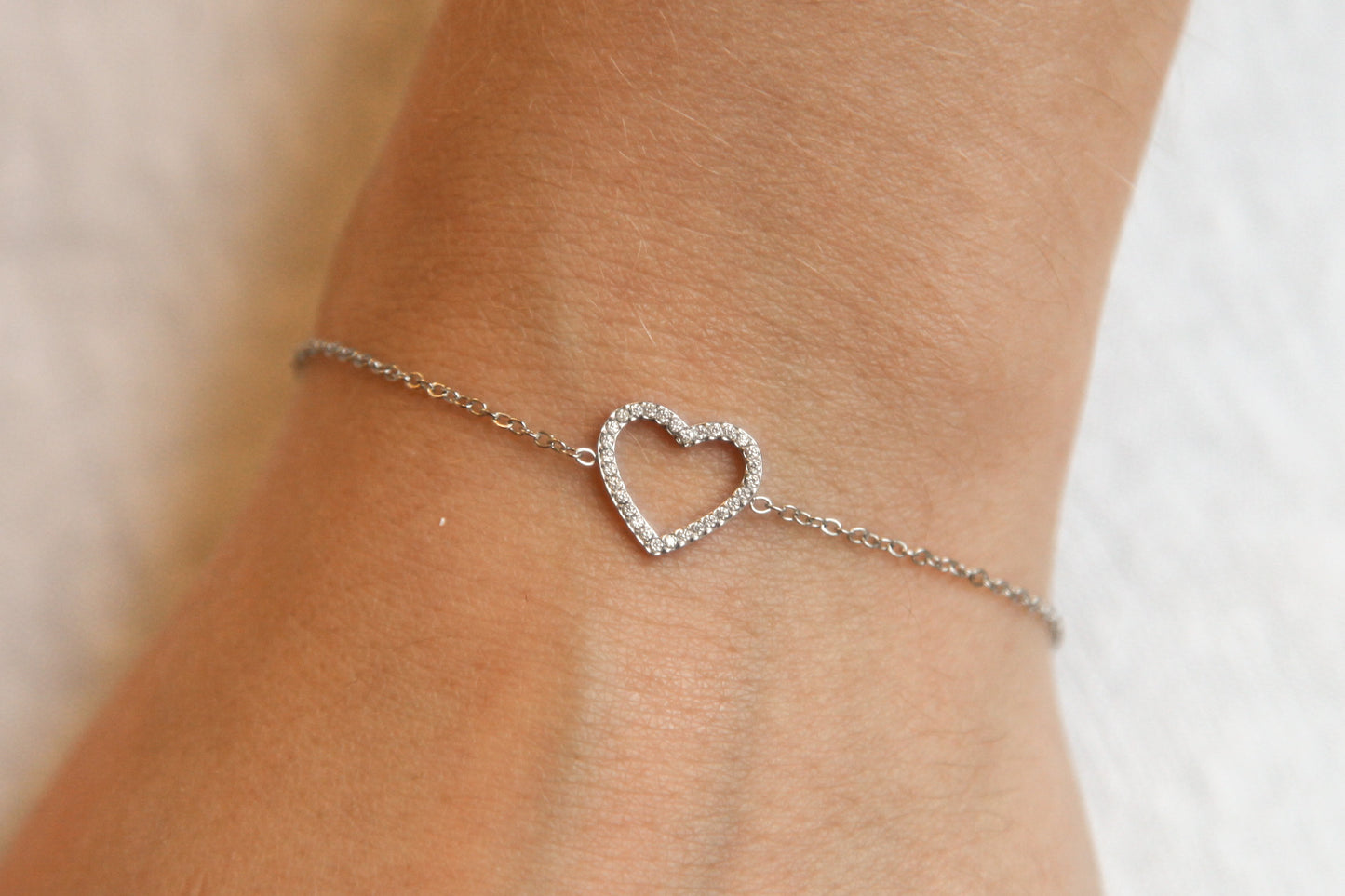 Bracelet coeur serti de zircons en acier argenté